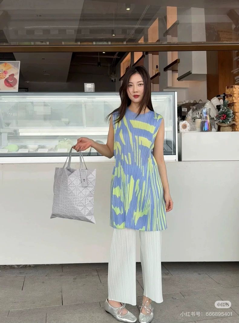 Issey Miyake Issey Miyake size:3 Light blue and yellow pleated vest Size XS / US 0-2 / IT 36-38 - 8 Thumbnail