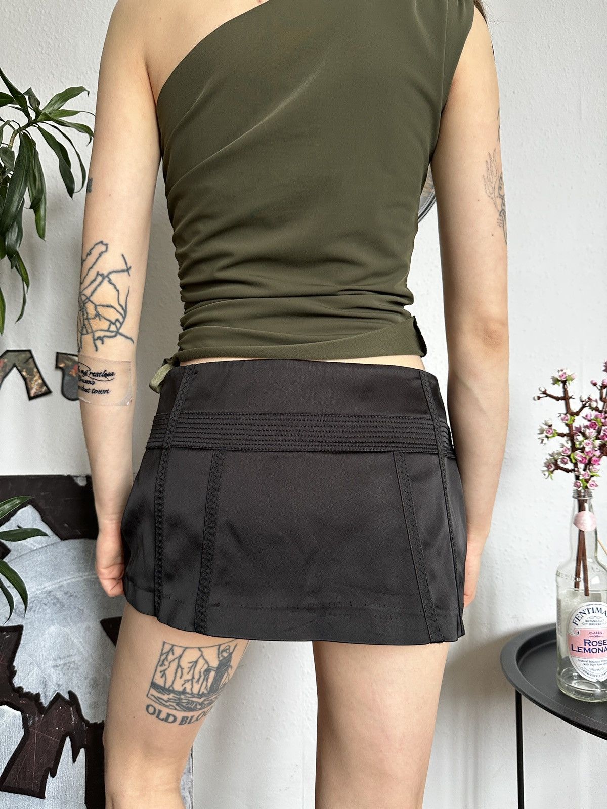 Japanese Brand Karen Millen Micro Satin Sexy Mini Micro Skirt y2k Size 28" / US 6 / IT 42 - 7 Thumbnail