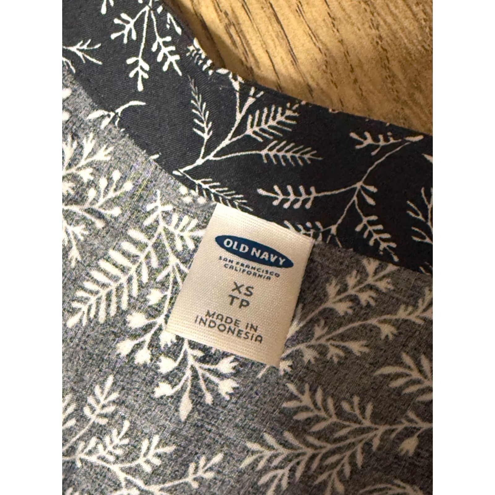Old Navy Old Navy Romper Women's XS Blue White Floral Long Sleeve One-Piece Pockets Casual Modern (Mens/Womens not applicable) Size XS / US 0-2 / IT 36-38 - 3 Thumbnail