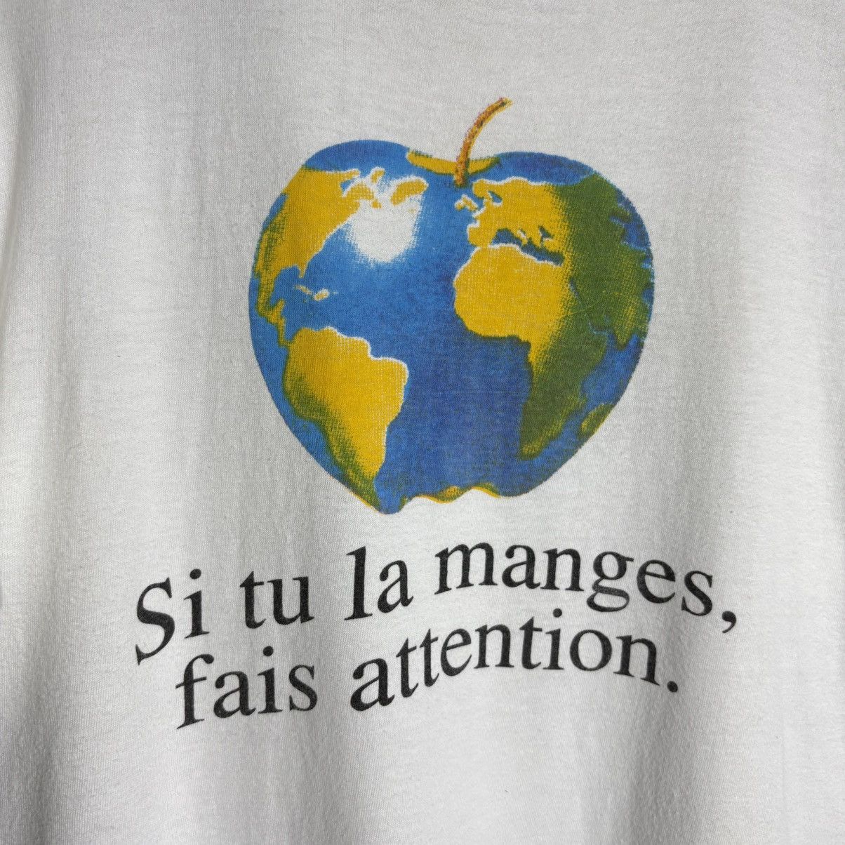 Vintage Vintage 90s Si tu la manges Apple World Graphic T-Shirt Size US L / EU 52-54 / 3 - 2 Thumbnail