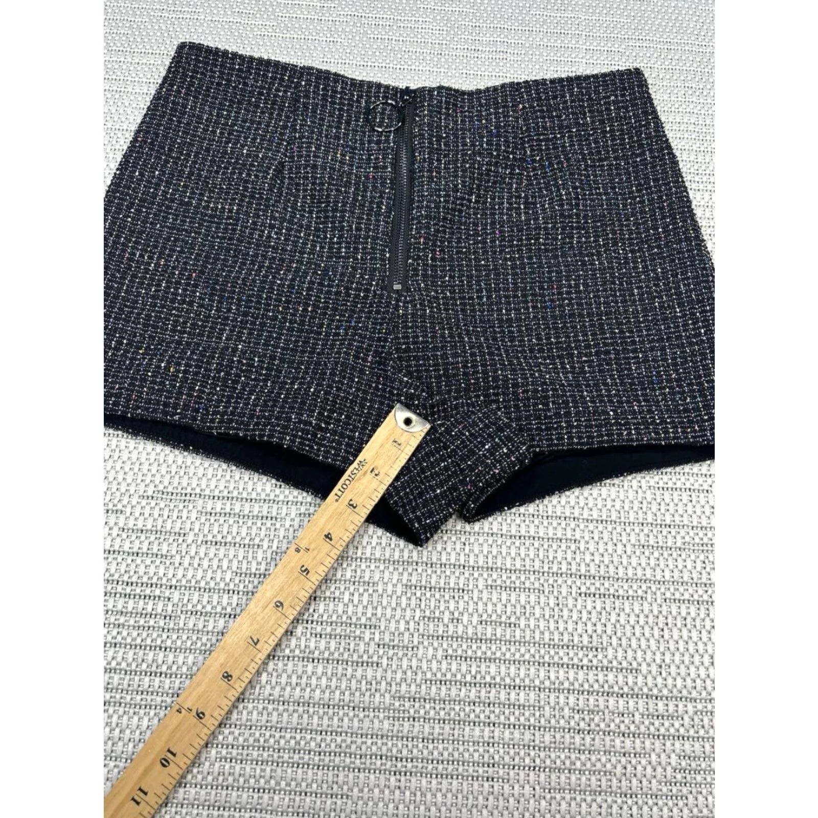 Vintage Maeve Black Tweed Zip Front Shorts Womens 8 High Waisted Confetti Flecks Polyester Viscose Elastane Regular Mid Rise Modern 90s? Size 30" / US 8 / IT 44 - 5 Thumbnail