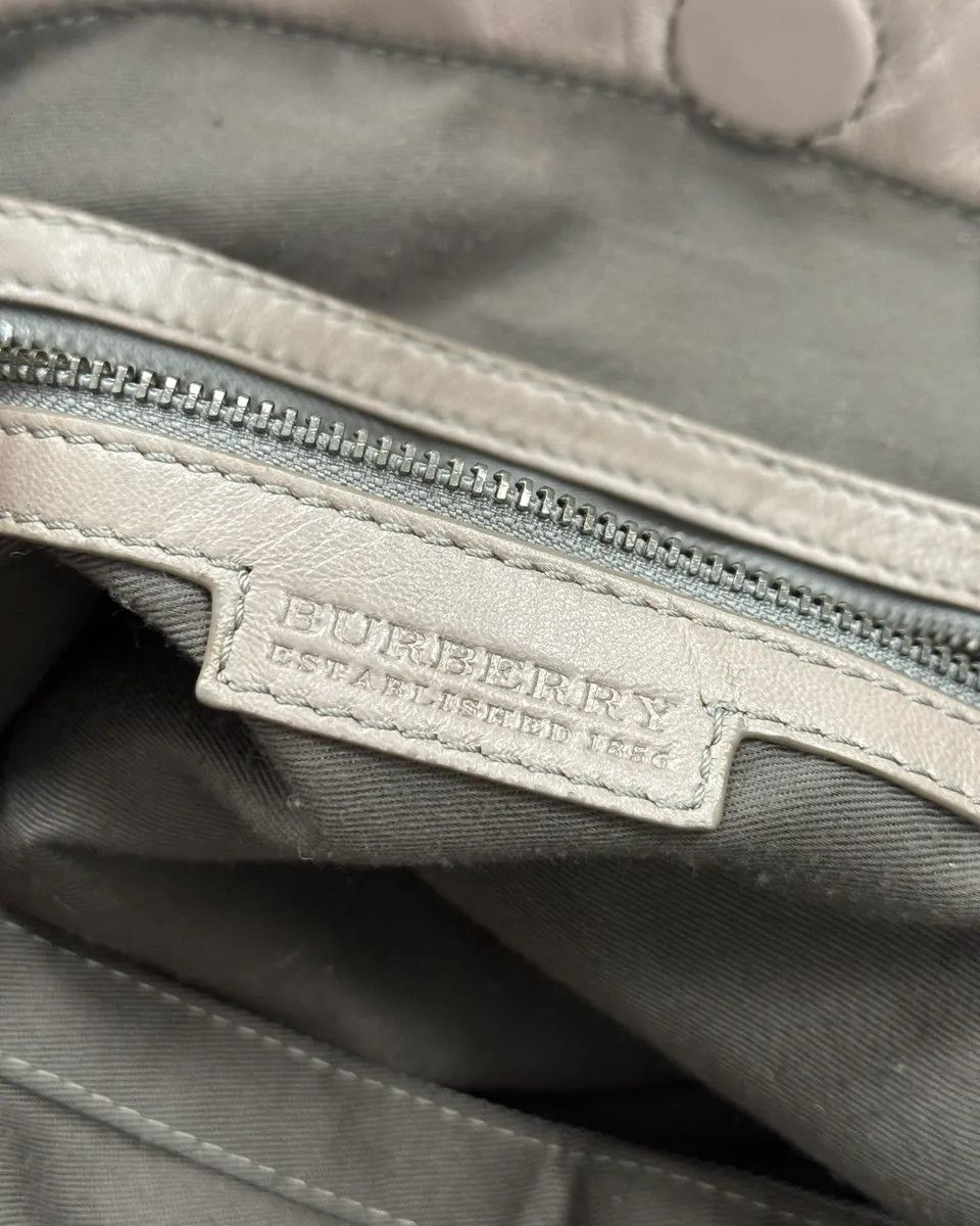 Burberry Burberry Grey Leather Textured Handle Bag Size ONE SIZE - 11 Thumbnail