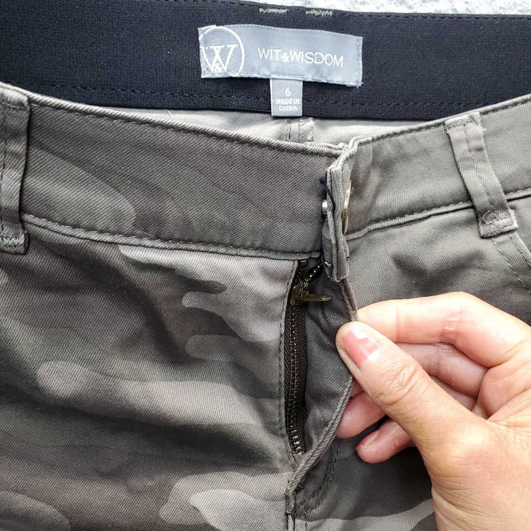 Vintage Wit & Wisdom Bermuda Shorts Womens Size 6 Multi Camouflage Denim 5-Pocket Design Size 28" / US 6 / IT 42 - 4 Thumbnail