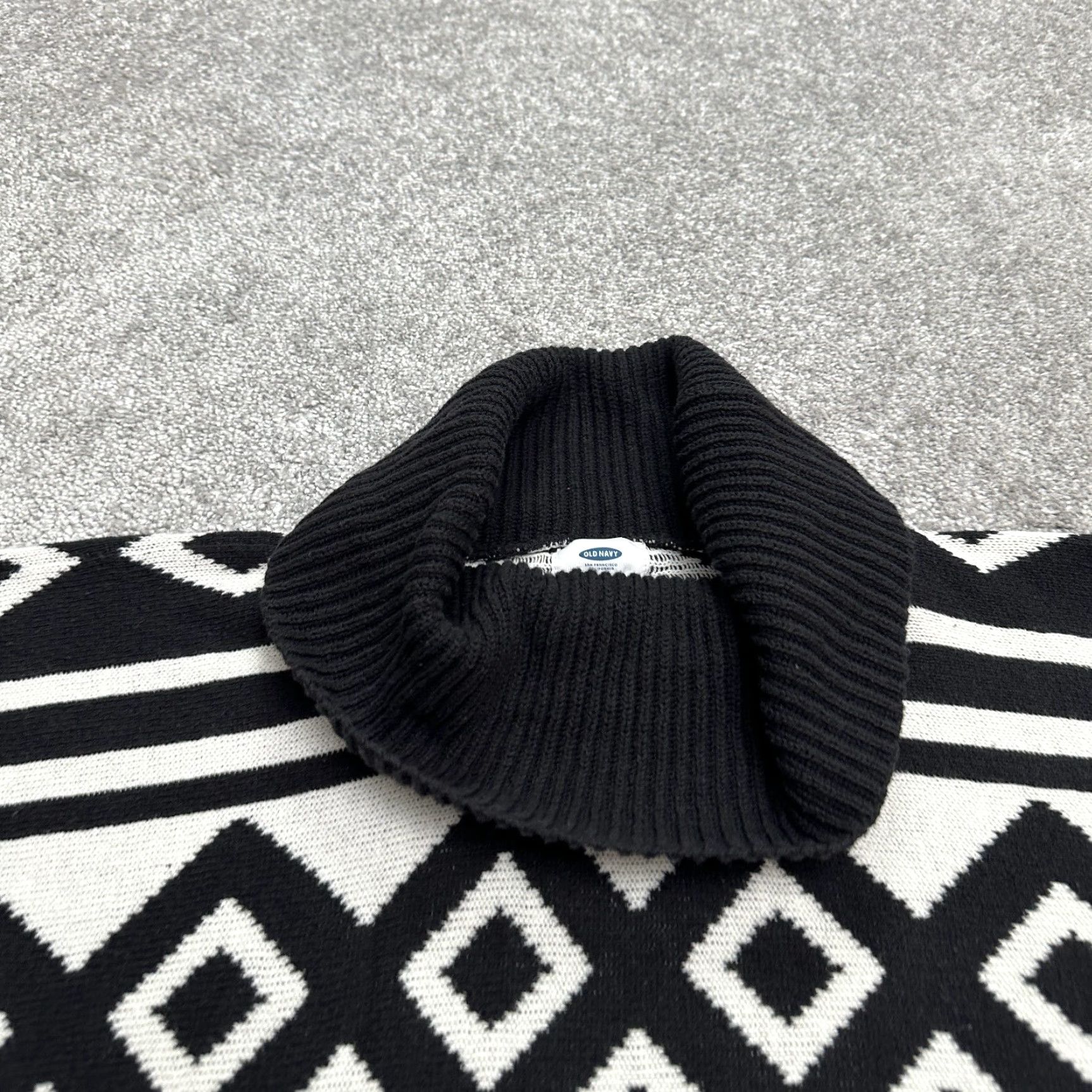 Old Navy Old Navy Sweater Shirt Poncho Sleeveless Cowl Neck Geometric Black White Women M-L Adult Regular Geometric Pattern 90s? (No, avoid adding decade) Size M / US 6-8 / IT 42-44 - 3 Thumbnail
