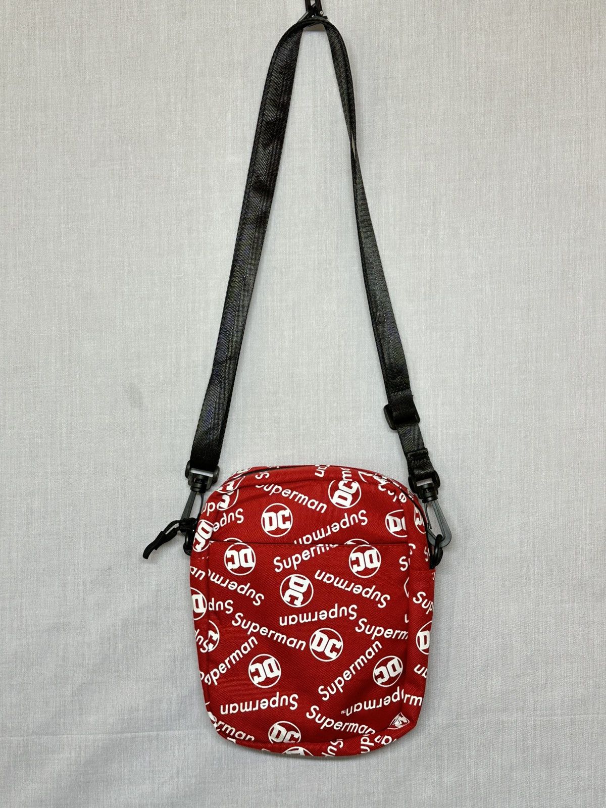 DC Superman-themed crossbody bag pattern Superman and "DC". Size ONE SIZE - 4 Thumbnail