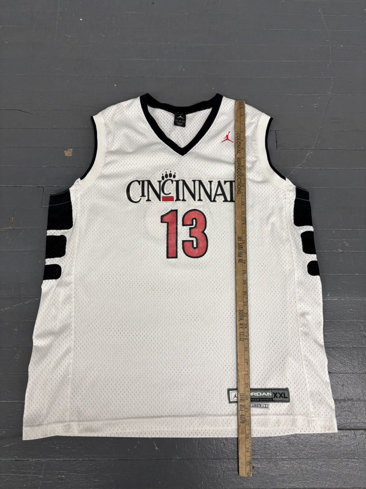 Jordan Brand × NCAA × Vintage Vintage Jordan NCAA Cincinnati Bearcats Basketball Jersey Size US XXL / EU 58 / 5 - 6 Thumbnail