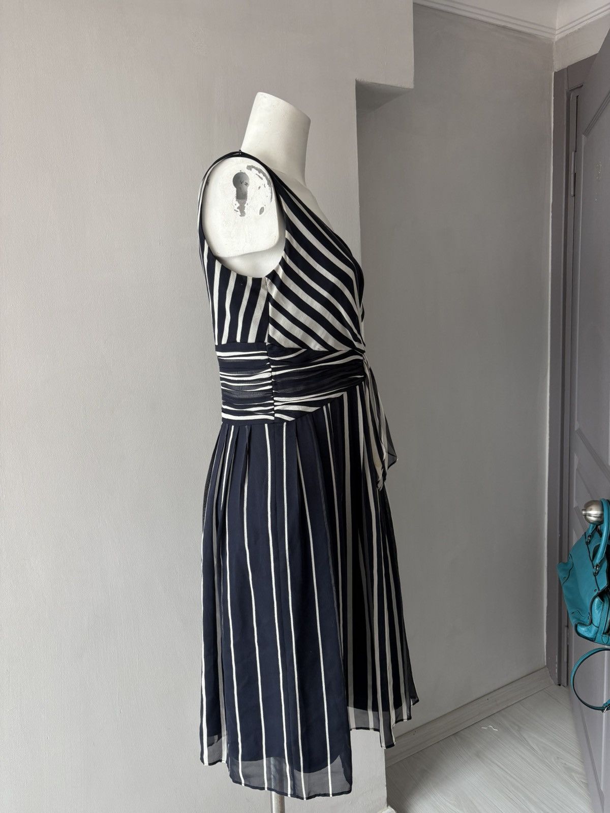 Ann Taylor Ann taylor silk dress Size L / US 10 / IT 46 - 11 Thumbnail