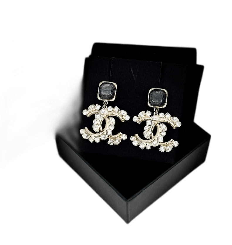 Chanel Chanel Earrings Beautiful and Elegant Design Size ONE SIZE - 1 Thumbnail
