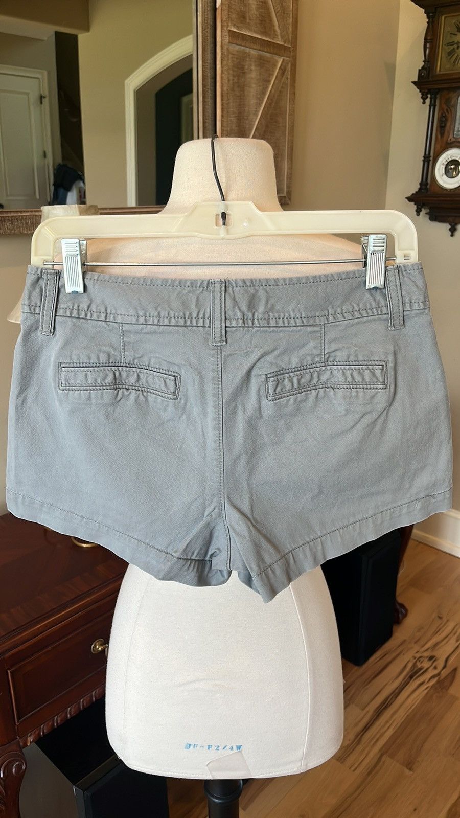 Old Navy Low Rise Gray Cotton Chino Shorts Old Navy Size 26" / US 2 / IT 38 - 6 Thumbnail