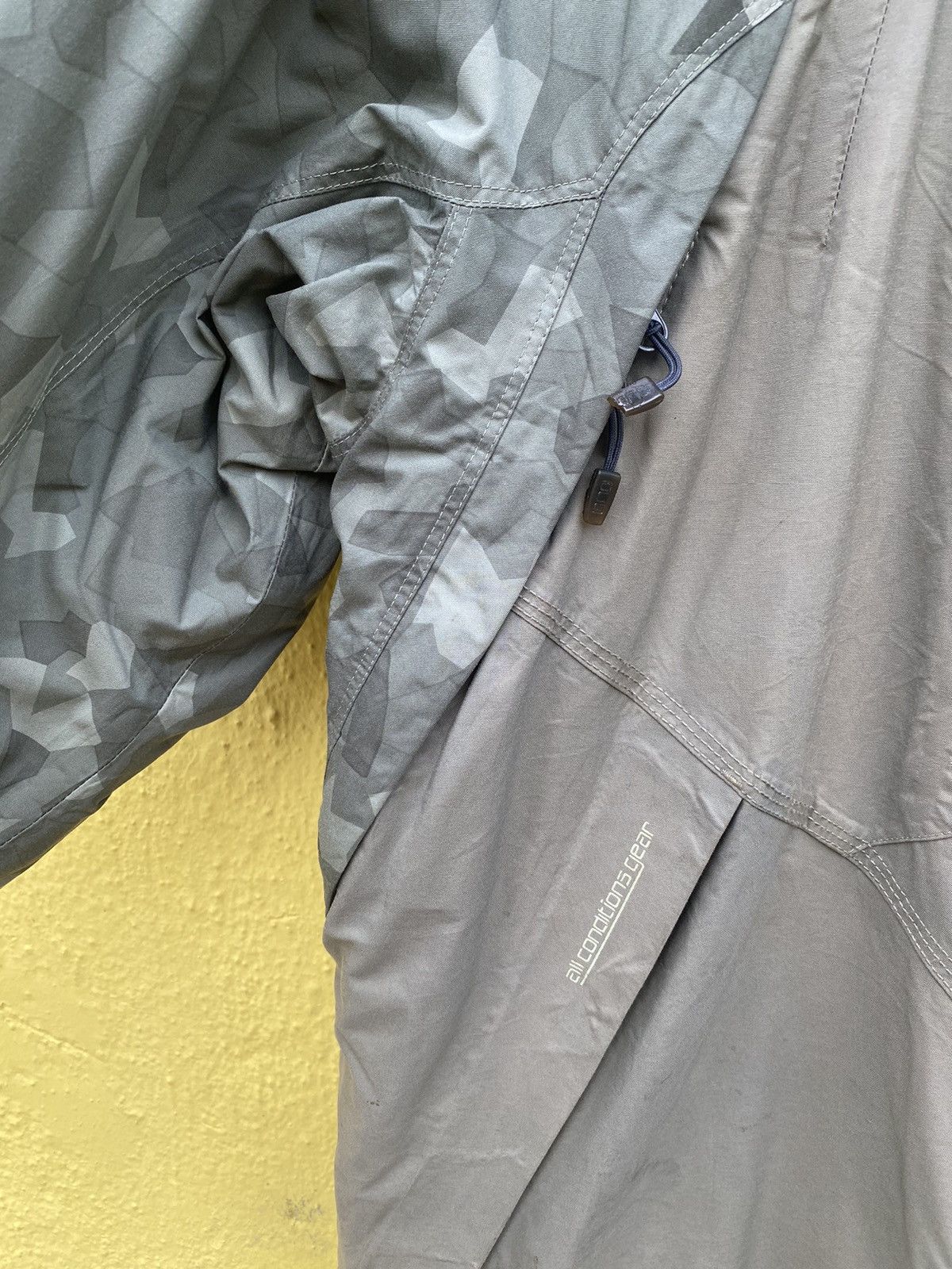 Nike Nike Acg camo outdoor jacket Size US L / EU 52-54 / 3 - 14 Thumbnail
