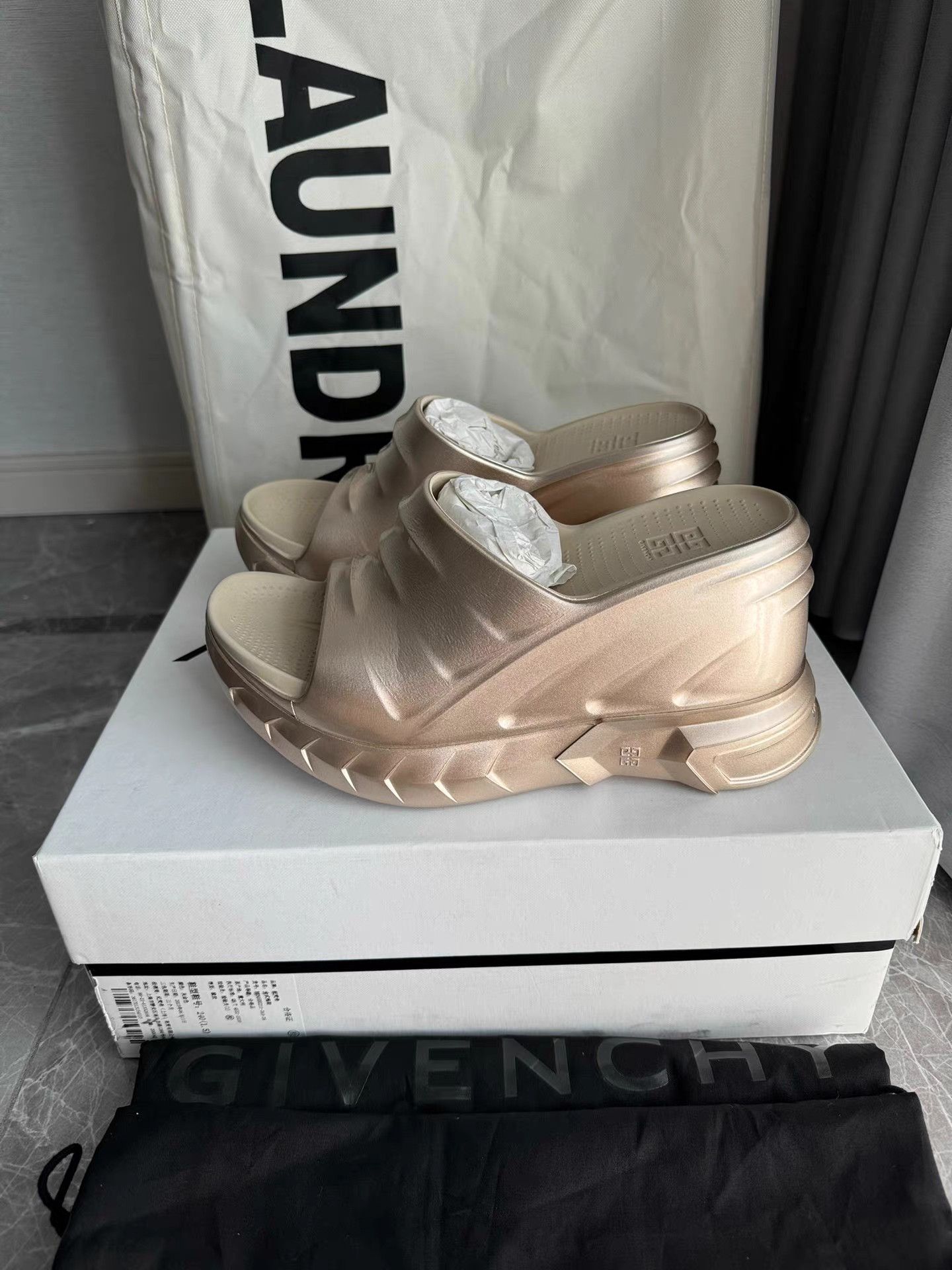 Givenchy GIVENCHY Marshmallow Sneakers K6 Size US 9 / IT 39 - 1 Thumbnail