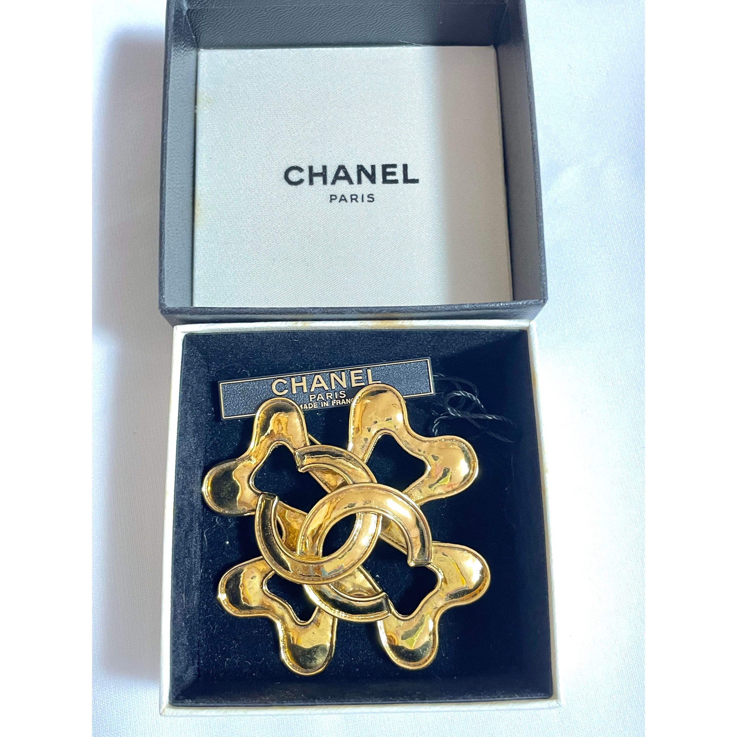 Chanel Vintage Chanel large flower clover brooch with CC mark. Size ONE SIZE - 8 Thumbnail