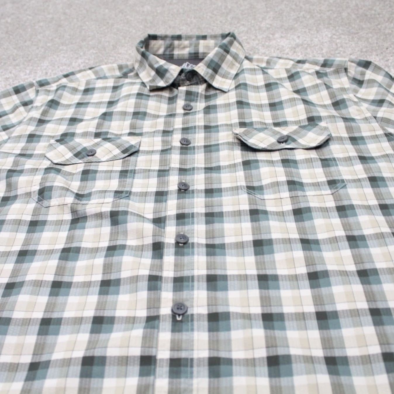Croft & Barrow Croft & Barrow Quick Dry Shirt Mens Large Green/Gray Plaid Poly S/S Button Up Size US L / EU 52-54 / 3 - 4 Thumbnail