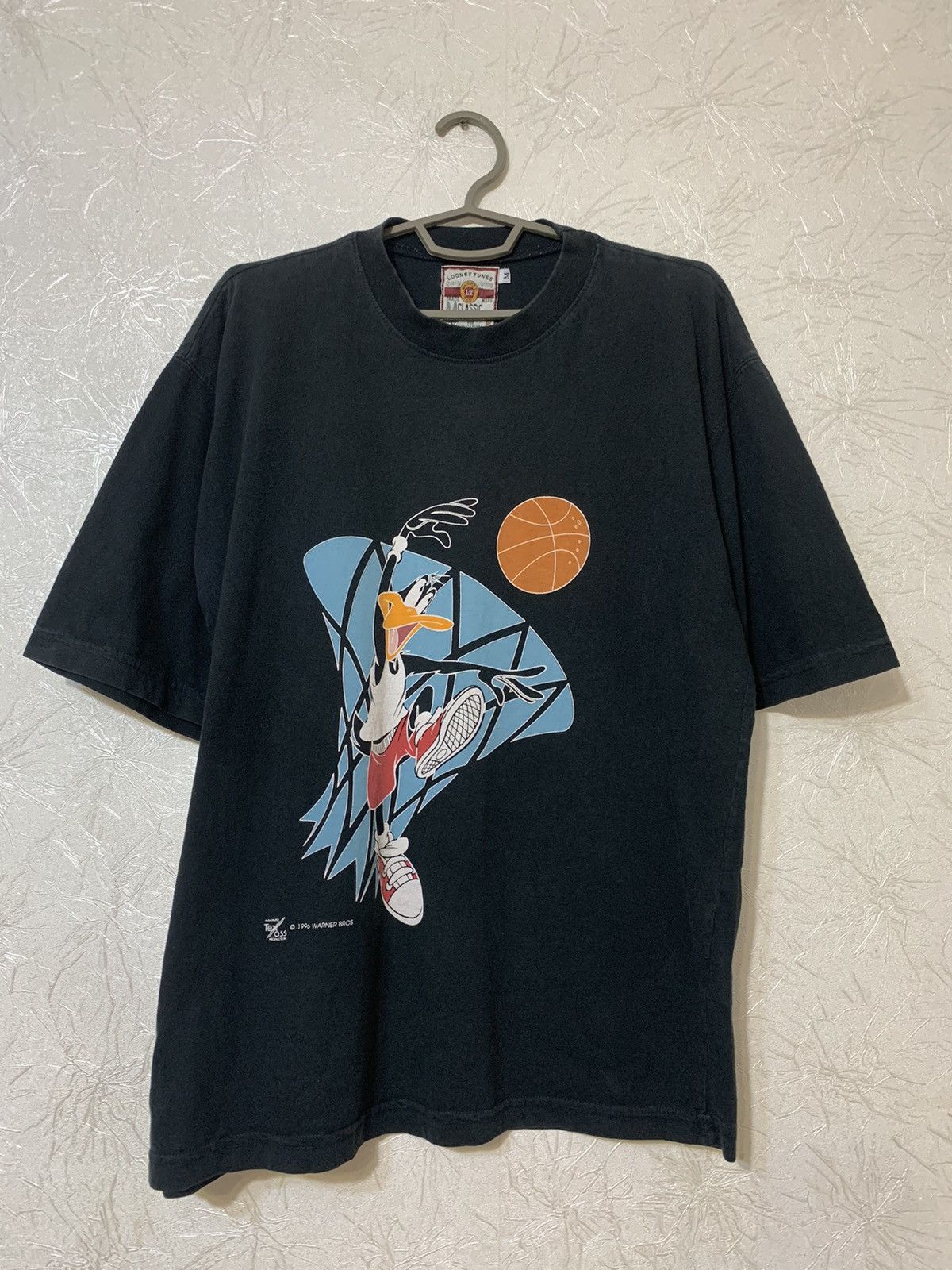 Disney × Vintage × Warner Bros Vintage 1996 Looney Tunes Warner Bros Basketball Duck Tshirt Size US M / EU 48-50 / 2 - 1 Thumbnail