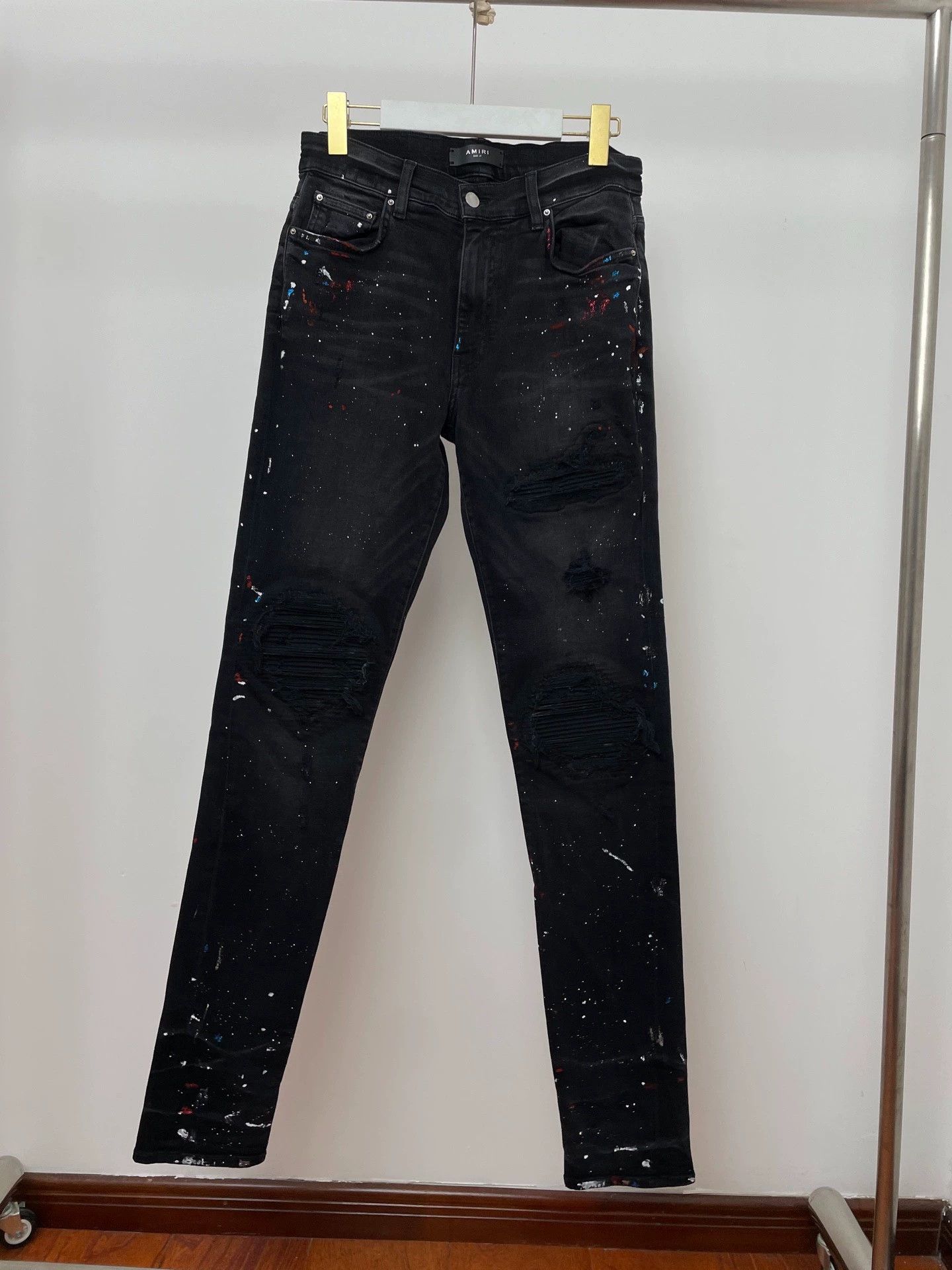 Amiri AMIRI 18 Season Color Splash Single Knee Rip Black Denim 31 Size US 31 - 1 Thumbnail