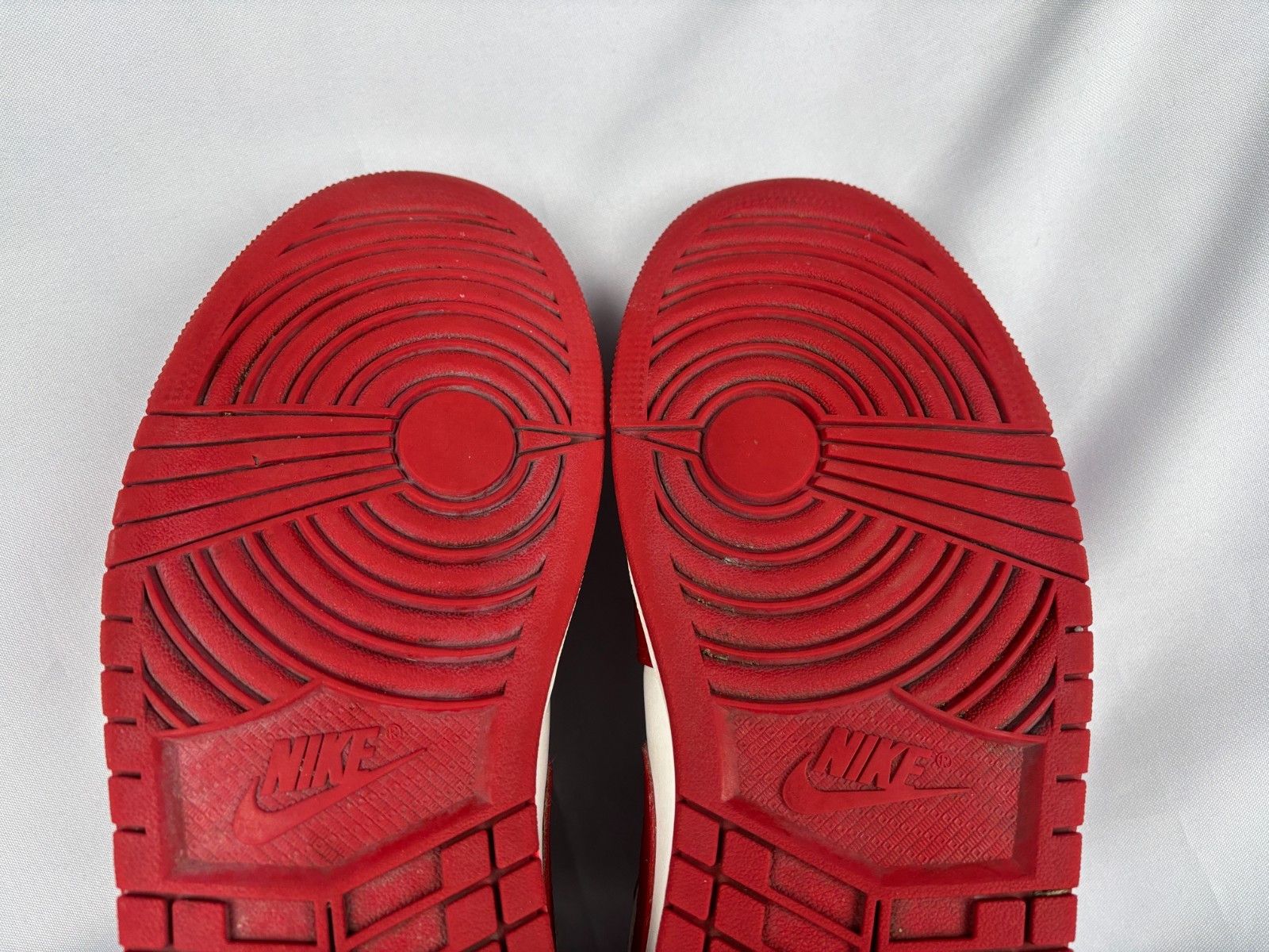 Jordan Brand Nike Air Jordan 1 Low Bulls Reverse Sneakers US 10 EU 44 Size US 10 / EU 43 - 16 Thumbnail