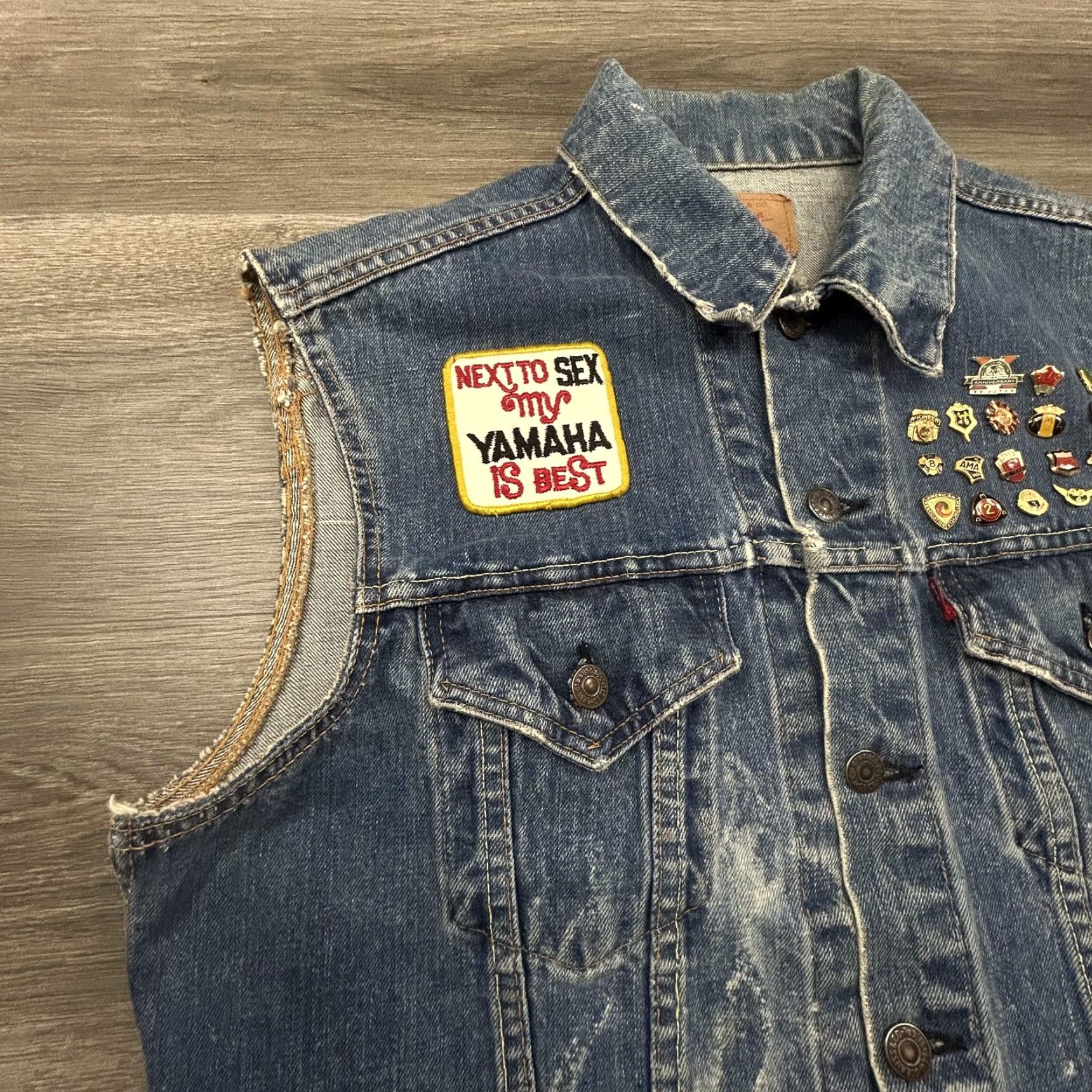 Levi's VINTAGE Levi's Denim Vest Biker Shirt Mens 44 Regular Blue 60s Patch Pins Motorcycle Leather Waistband Patch Embroidered Button Front Size US S / EU 44-46 / 1 - 5 Thumbnail
