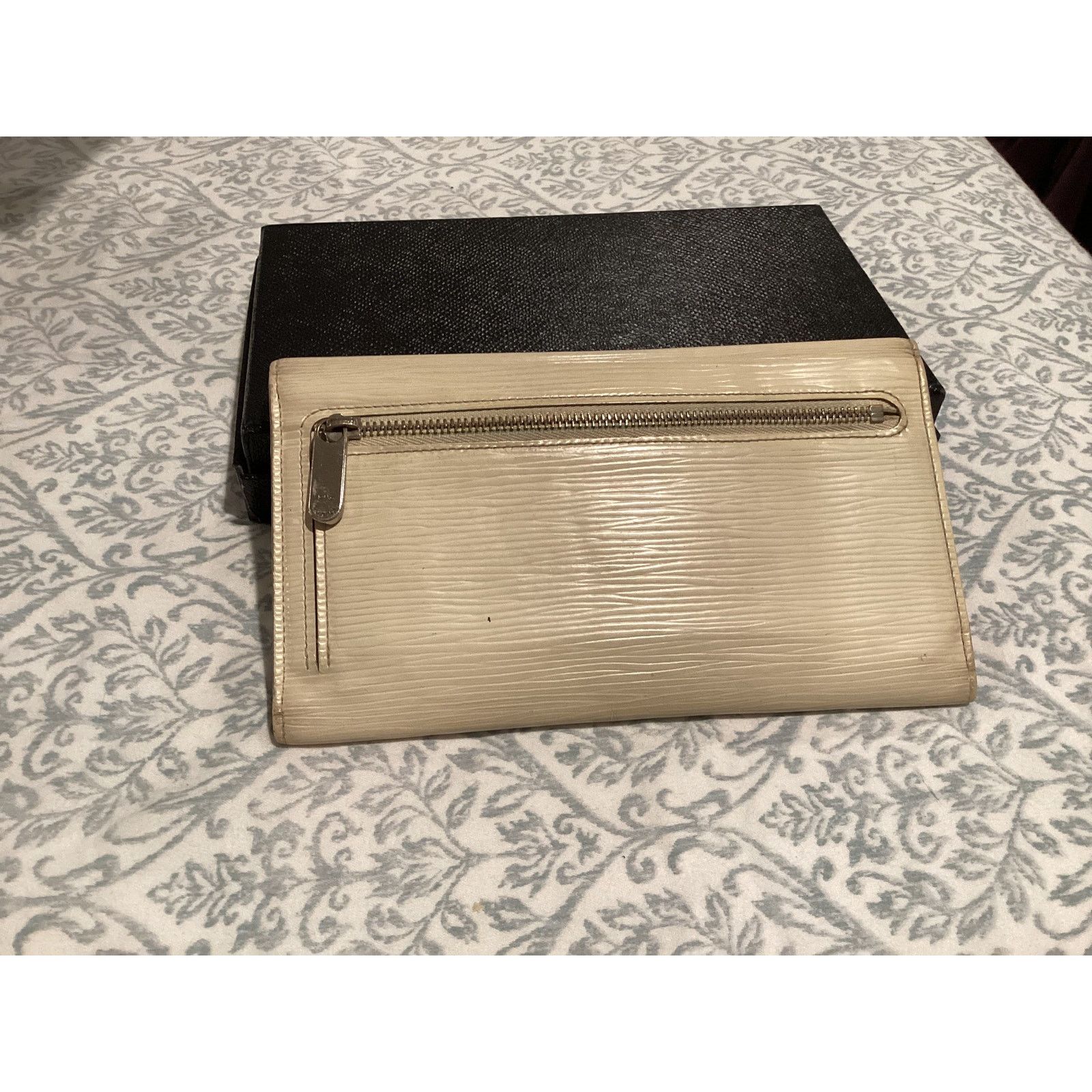 Louis Vuitton Authentic Louis Vuitton Eugenie Wallet in ivory epi leather Size ONE SIZE - 2 Thumbnail