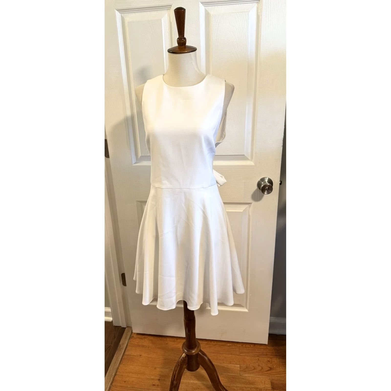 Alice + Olivia Alice + Olivia Dress White Mini 6 Tie Back Flare Women's Small Short Dress - Size 6, Regular, Tie Closure, White, Mini Dress, Women's Fashion Size M / US 6-8 / IT 42-44 - 2 Thumbnail
