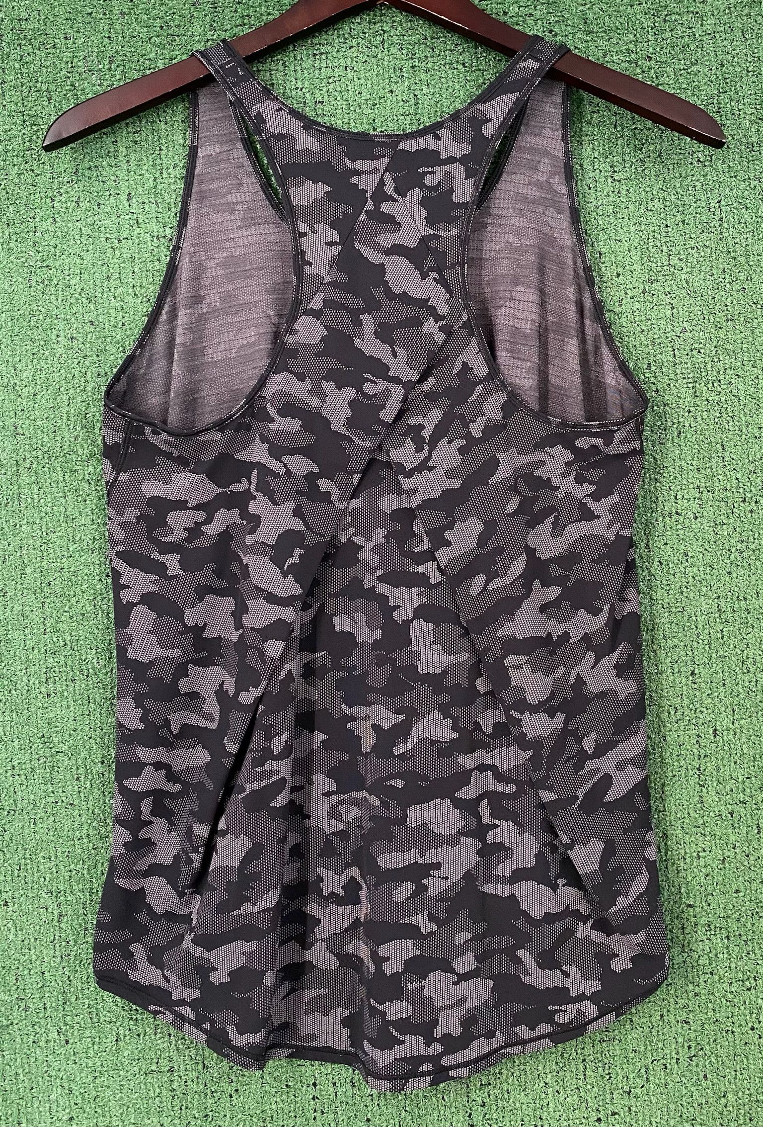 Lululemon Lululemon Essential Pleated Camo Jacquard Black Tank 8 Size M / US 6-8 / IT 42-44 - 3 Thumbnail