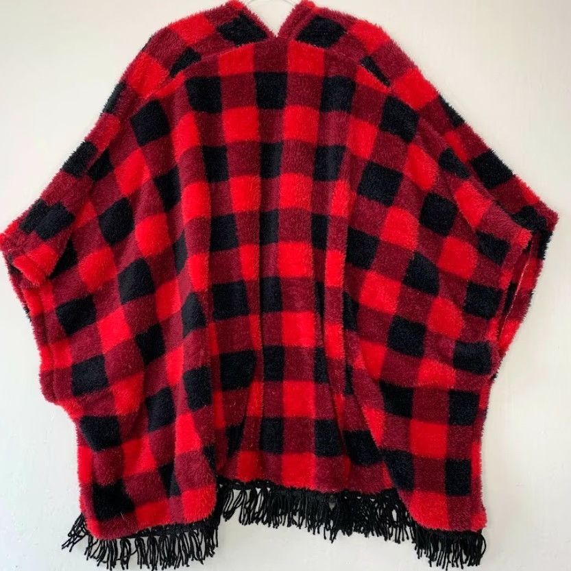 Vintage ZOE & BELLA Womens S/M Wrap Poncho with Fringe Fleece Plaid Red Black Shawl/Wrap, Cover Up, 100% Polyester, Size S/M, Vintage? (adapted) Size ONE SIZE - 5 Thumbnail