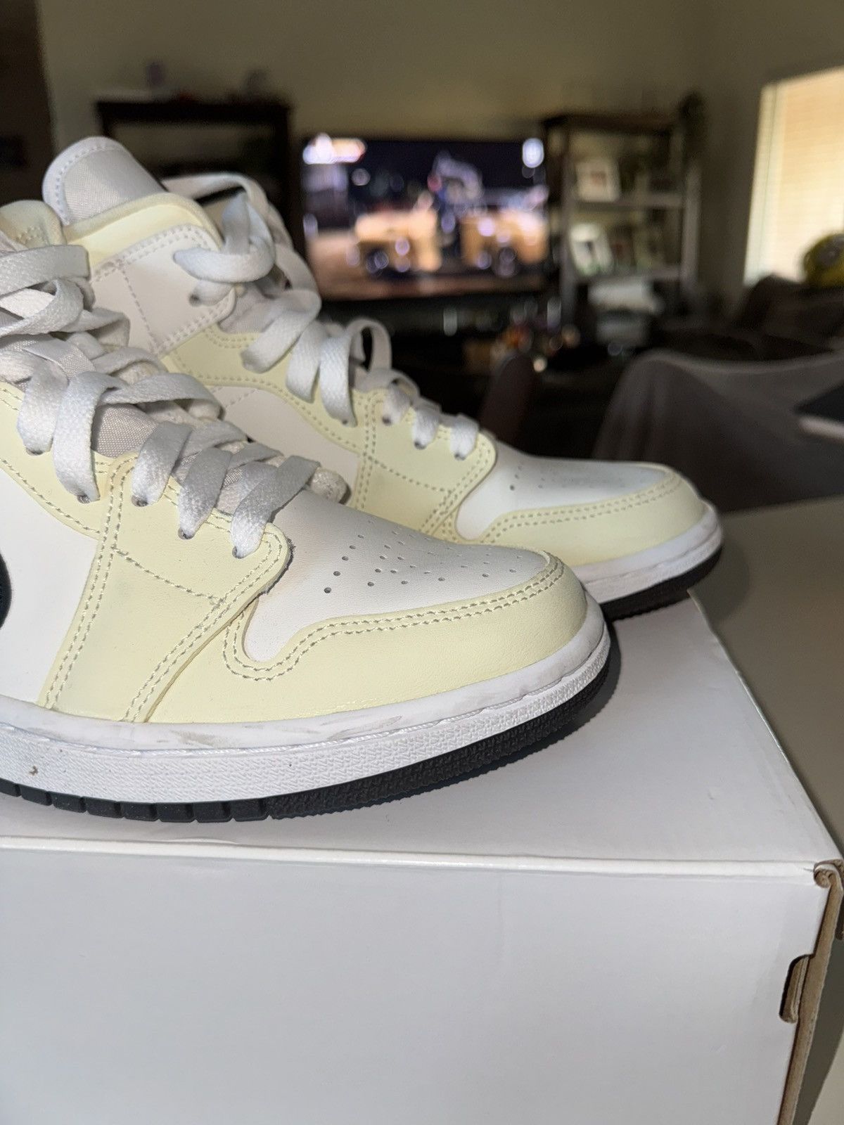 Jordan Brand WMNS AIR JORDAN 1 MID COCONUT MILK/BLACK Size US 8 / IT 38 - 3 Thumbnail