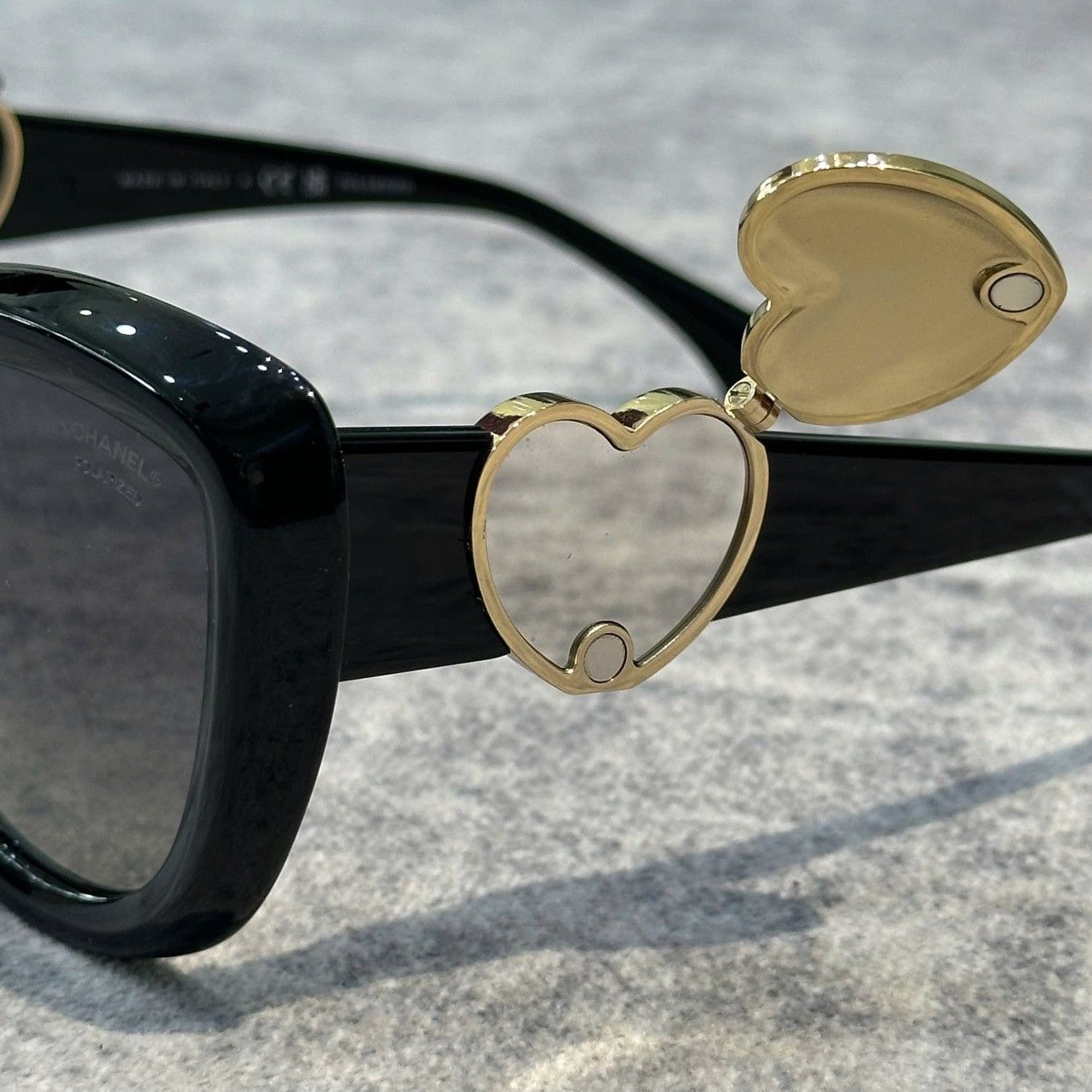 Chanel Chanel 0CH5517 C622S8 Size ONE SIZE - 6 Thumbnail