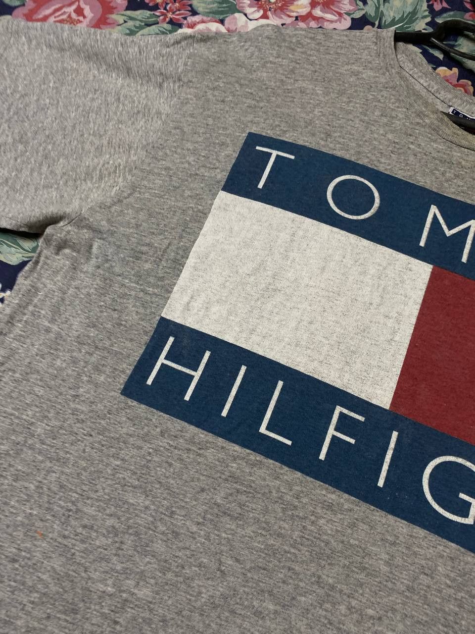Tommy Hilfiger × Vintage Vintage Tommy Hilfiger center logo Flag Tee Size US XL / EU 56 / 4 - 12 Thumbnail