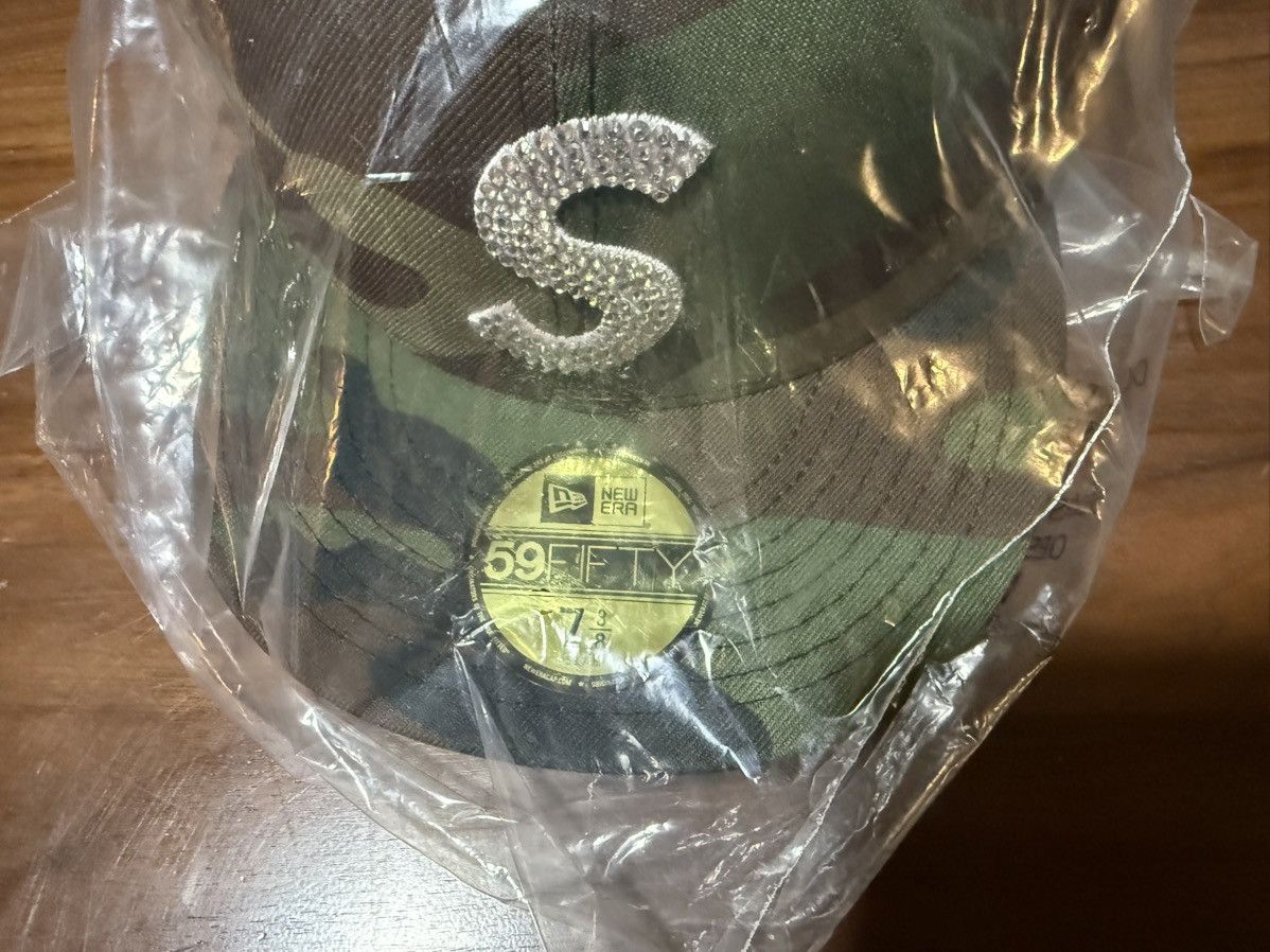 Supreme × Swarovski SUPREME X SWAROVSKI S LOGO NEW ERA FITTED HAT in Camo 7 3/8 Size ONE SIZE - 6 Thumbnail