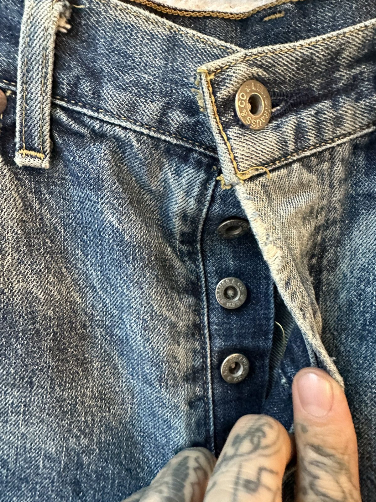 Levi's Vintage Clothing Vintage 60s Levi thrashed blue jeans buckle back Size US 33 - 6 Thumbnail