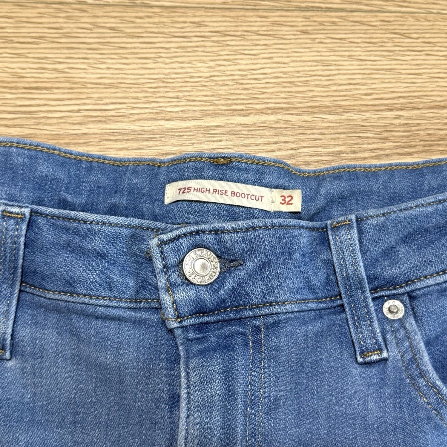 Levi's VINTAGE? No. Levi's 725 High Rise Bootcut Jeans Women's Size 32 Blue Denim Cotton Blend Spandex 31in Inseam 5-Pocket Regular Fit Size 24" / US 00 / IT 34 - 2 Thumbnail