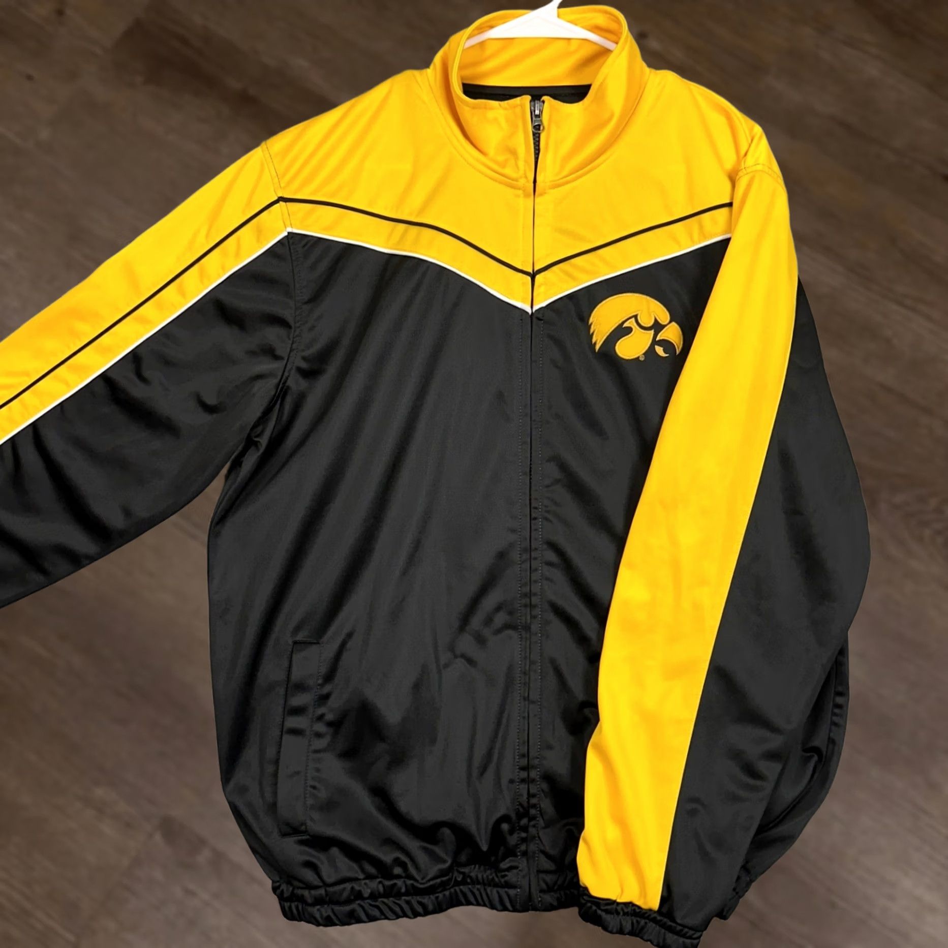 Vintage GIII Iowa Hawkeyes Track Jacket Men L Black Yellow Full Zip Fleece Lined Cropped Polyester Breathable University Size US L / EU 52-54 / 3 - 1 Thumbnail