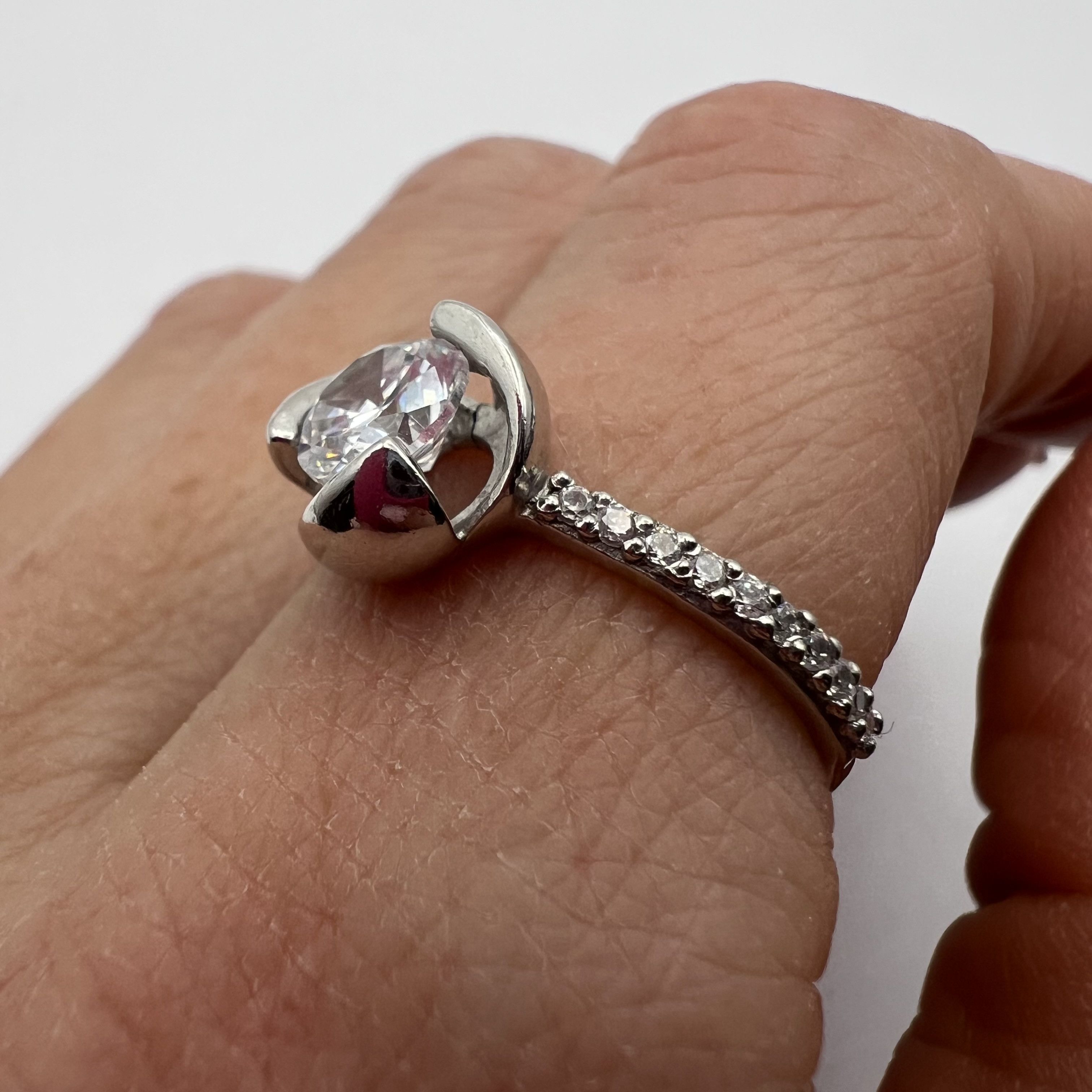 Vintage 925 Sterling Silver Ring Size 7 CZ Stone Pavé Band 2.1g Size ONE SIZE - 4 Thumbnail