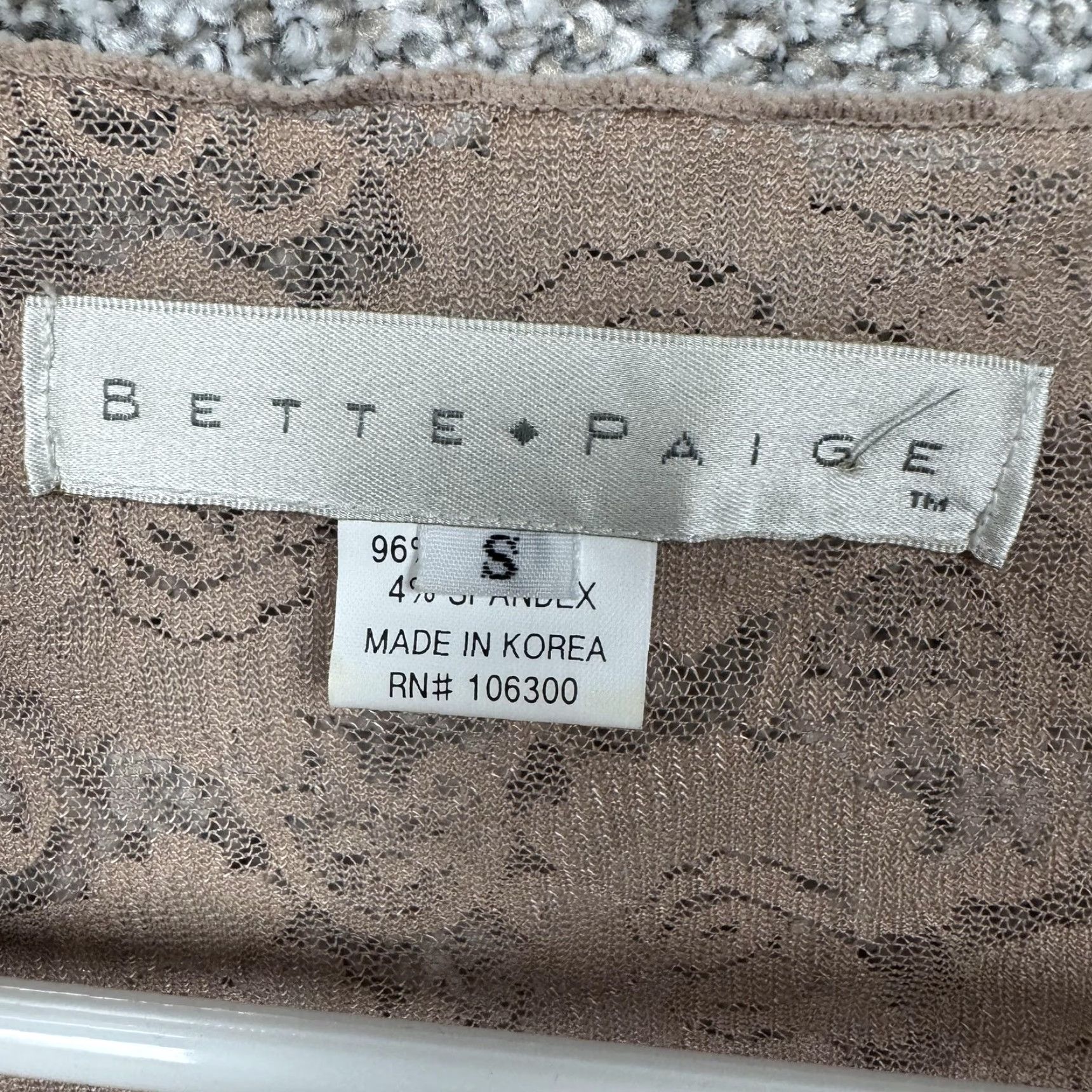 Paige VINTAGE Bette Paige Blouse S Women Bell Sleeve Lace Top Beige Floral Bohemian Fairy Gothic Retro 3/4 Sleeve V-Neck Sheer Knit Nylon Spandex Unlined Size S / US 4 / IT 40 - 7 Thumbnail