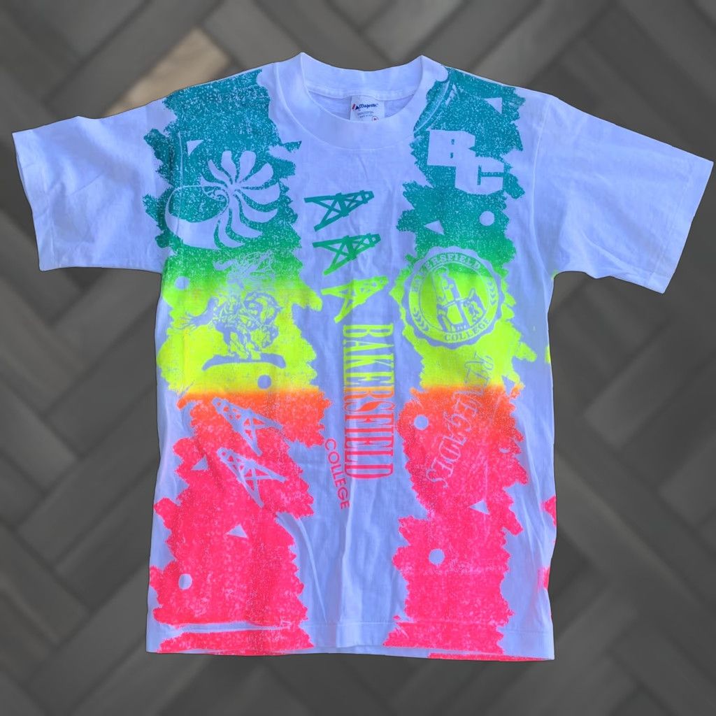 Gloverall VINTAGE Bakersfield College allover print neon graphic t-shirt 80s 90s M AOP Size US M / EU 48-50 / 2 - 1 Thumbnail