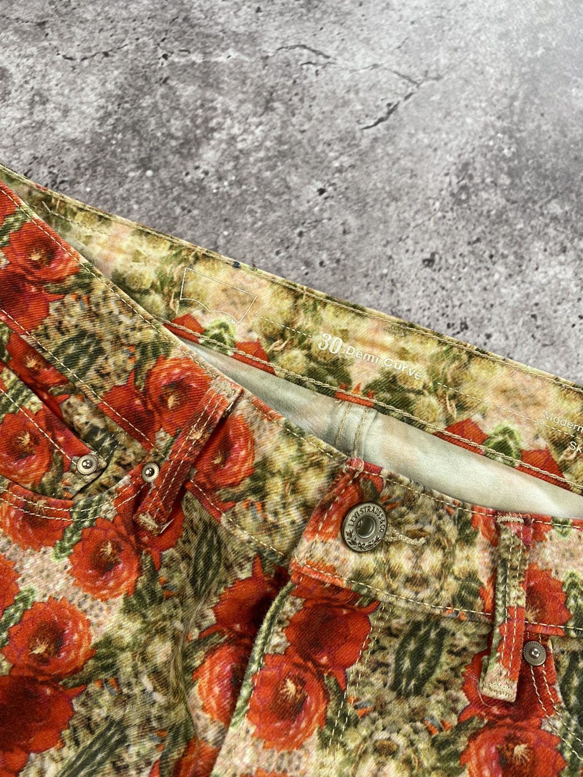 Levi's × Vintage Levi's Overprint Flower Embroidered Button Distressed Jeans Size 30" / US 8 / IT 44 - 4 Thumbnail