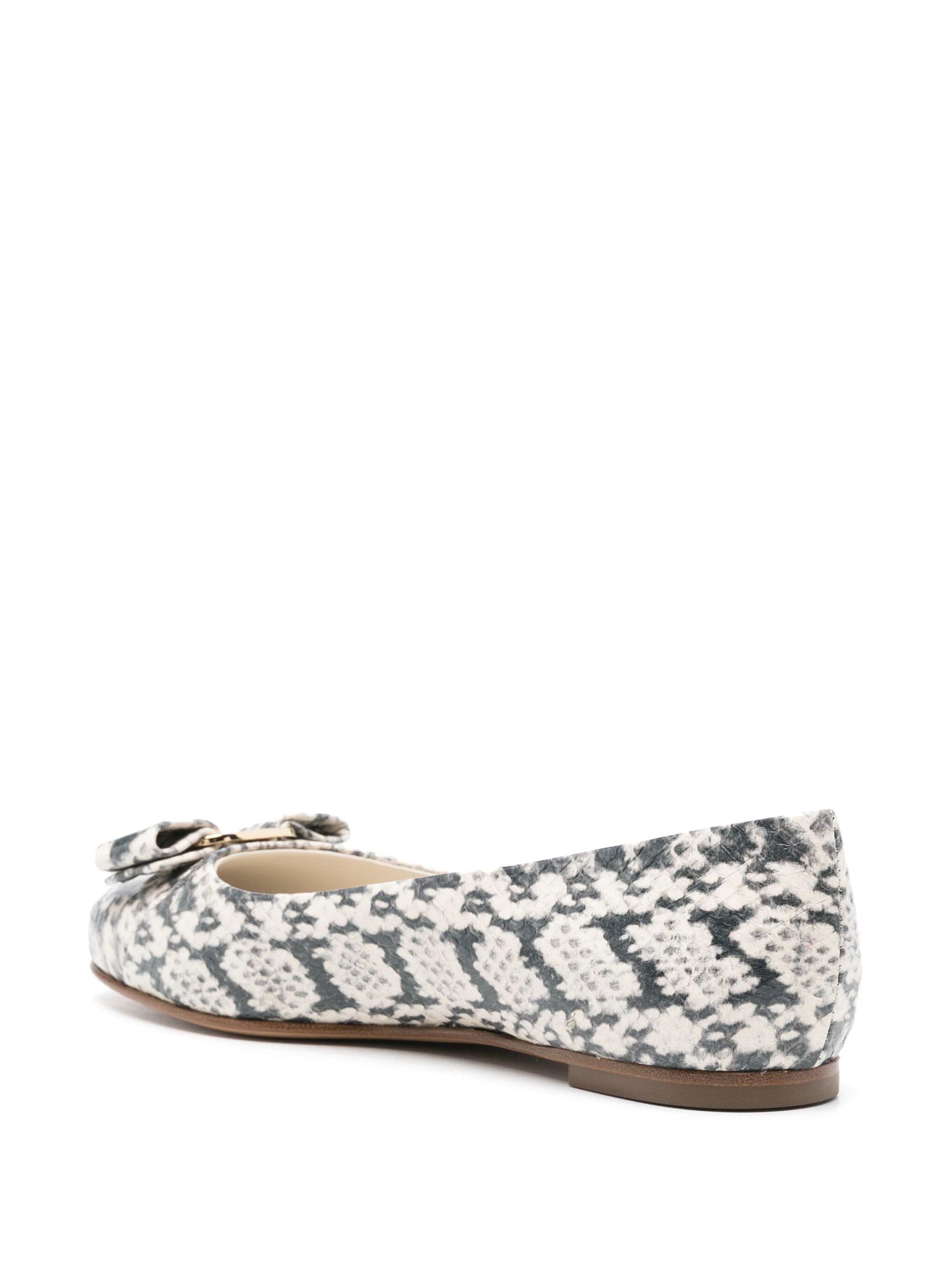Salvatore Ferragamo o1s1rm0924 Vara Bow Pumps in White/Black Size US 8.5 / IT 38.5 - 3 Thumbnail