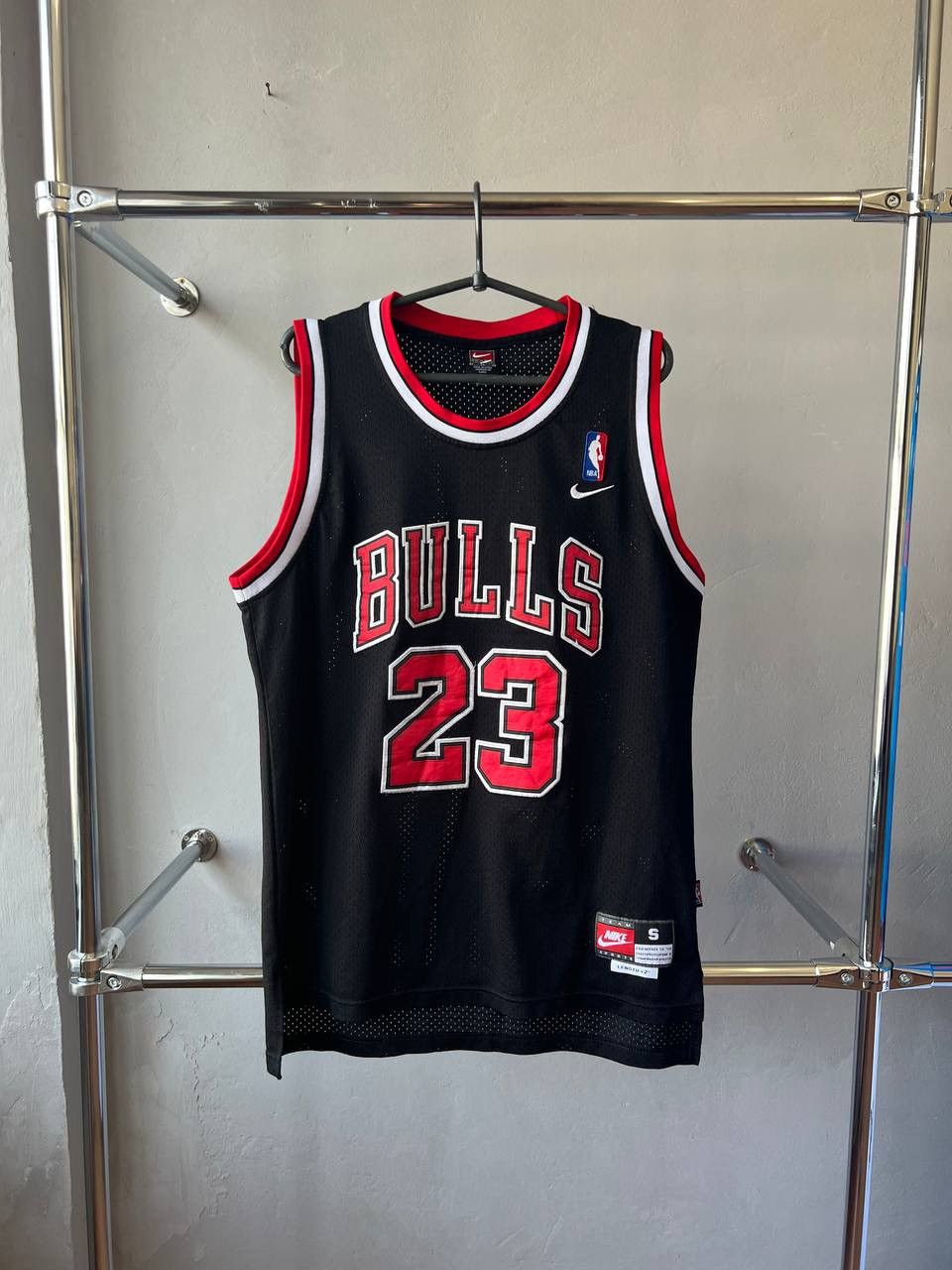 NBA 2001 CHICAGO BULLS #23 JORDAN NIKE BASKETBALL JERSEY ICONIC Size US S / EU 44-46 / 1 - 2 Thumbnail