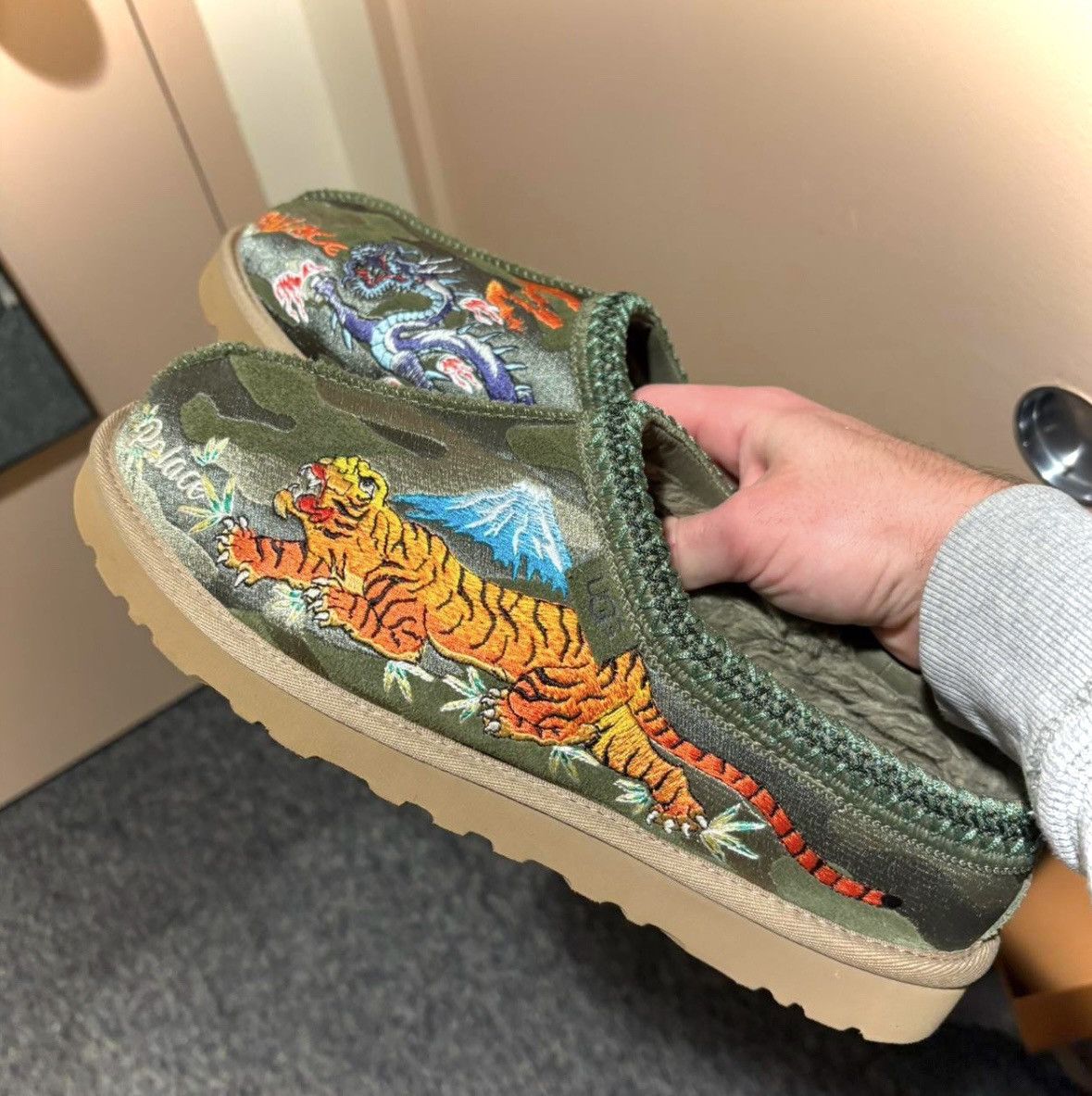 Palace × UGG Tasman Slipper Burnt Camo Palace x Ugg Tasman Slipper Burnt Olive Camo - www.bongoclub.cl