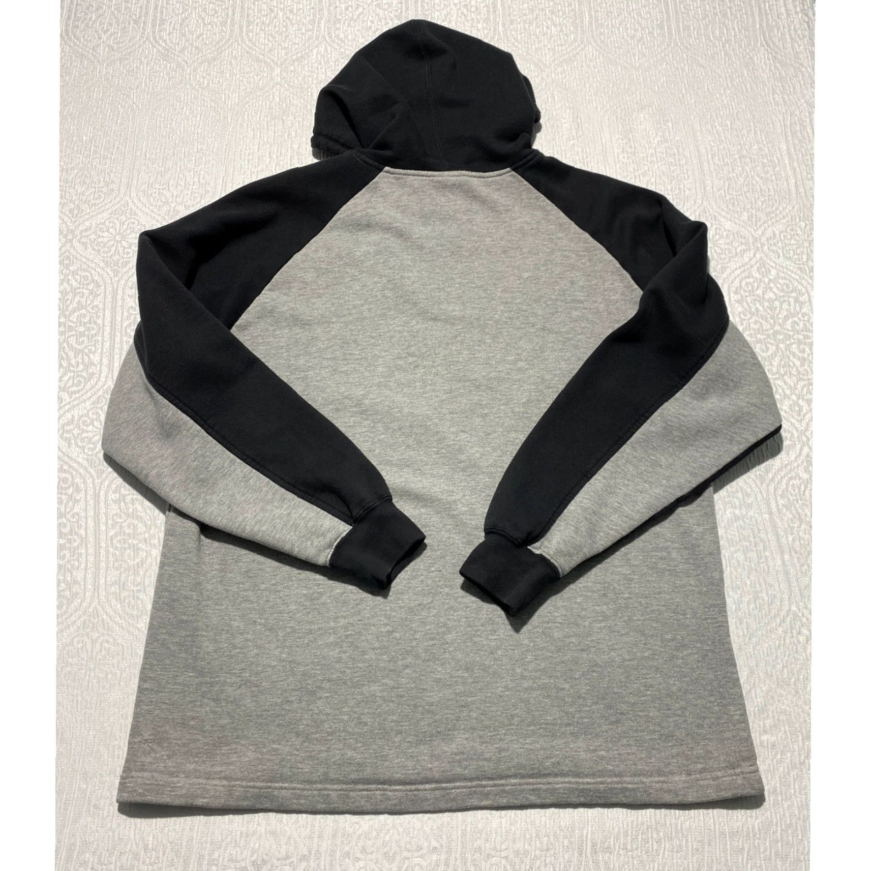 Vintage **Chicago White Sox MLB Lee Sport Men's Gray Black Hooded Sweatshirt** User: **Lee Sport Chicago White Sox MLB Men's Gray Black Hooded Sweatshirt** Size US L / EU 52-54 / 3 - 3 Thumbnail
