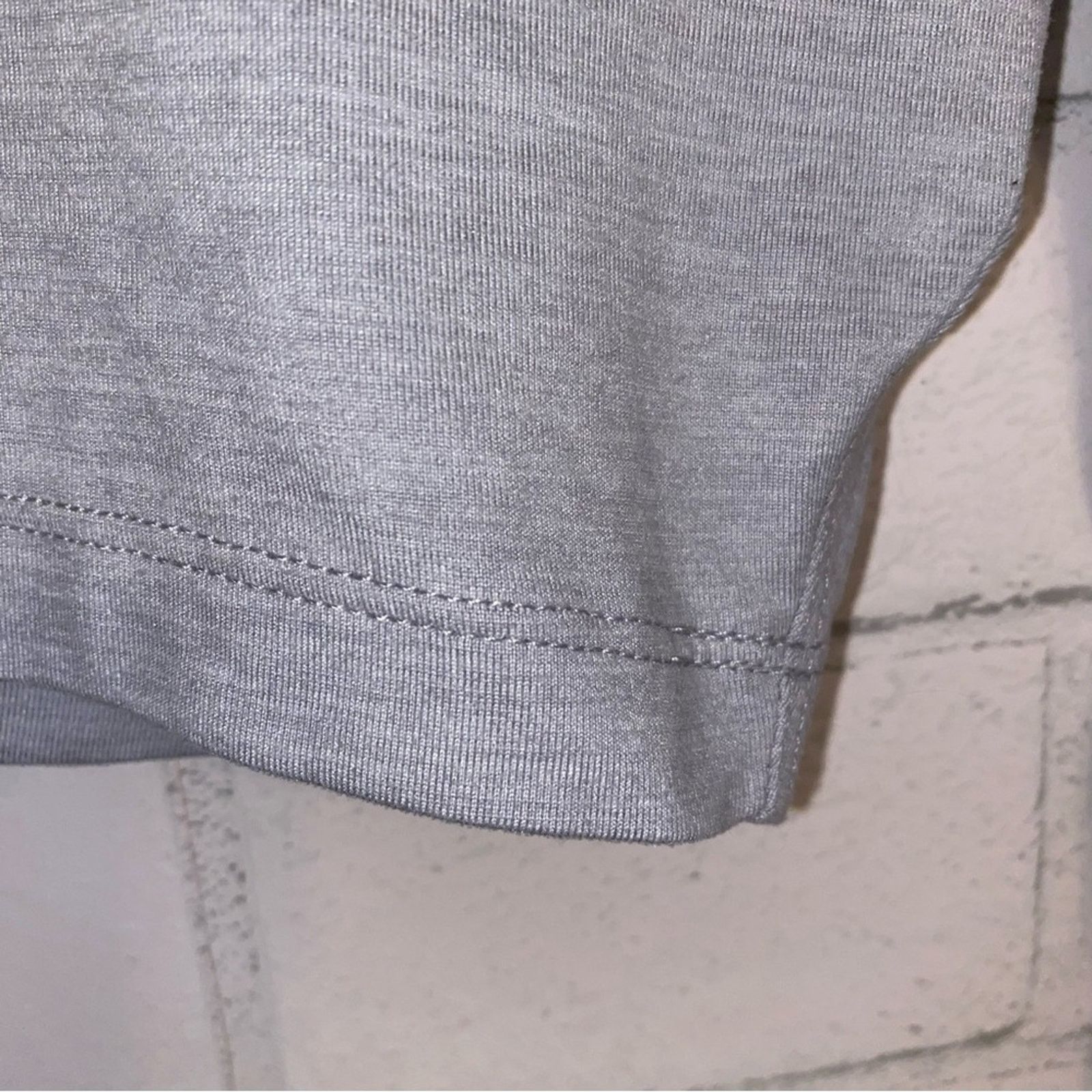 Vuori VUORI $85 LUX Long Sleeve Crop Mock Tee Gray MEDIUM EUC Size M / US 6-8 / IT 42-44 - 7 Thumbnail