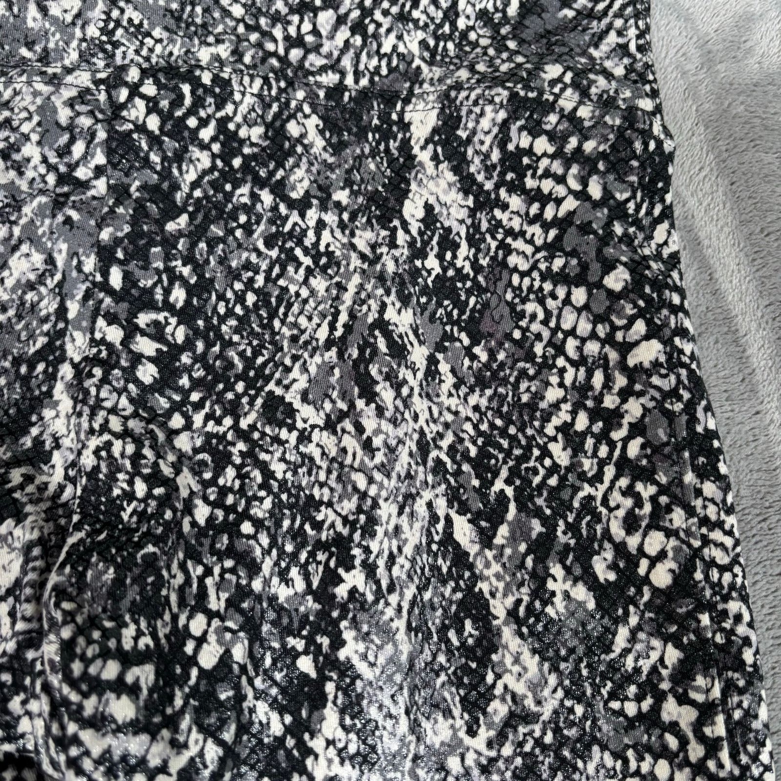 Spanx Spanx Snake Skin Print High Rise Shaping Leggings Women’s Size 27" / US 4 / IT 40 - 3 Thumbnail