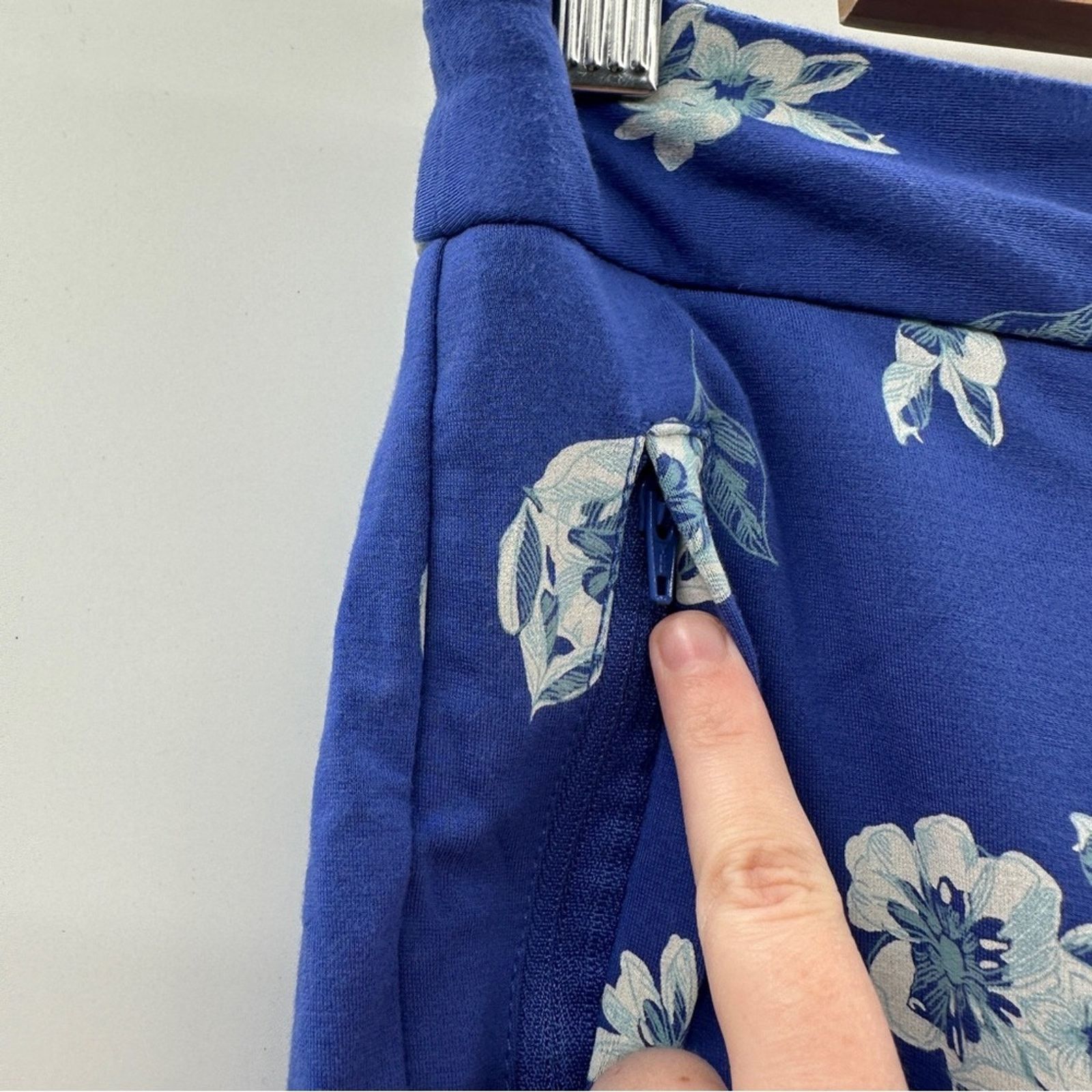 Betabrand Betabrand Blue & White Floral Bootcut Stretch Pants Size S Size 27" / US 4 / IT 40 - 5 Thumbnail