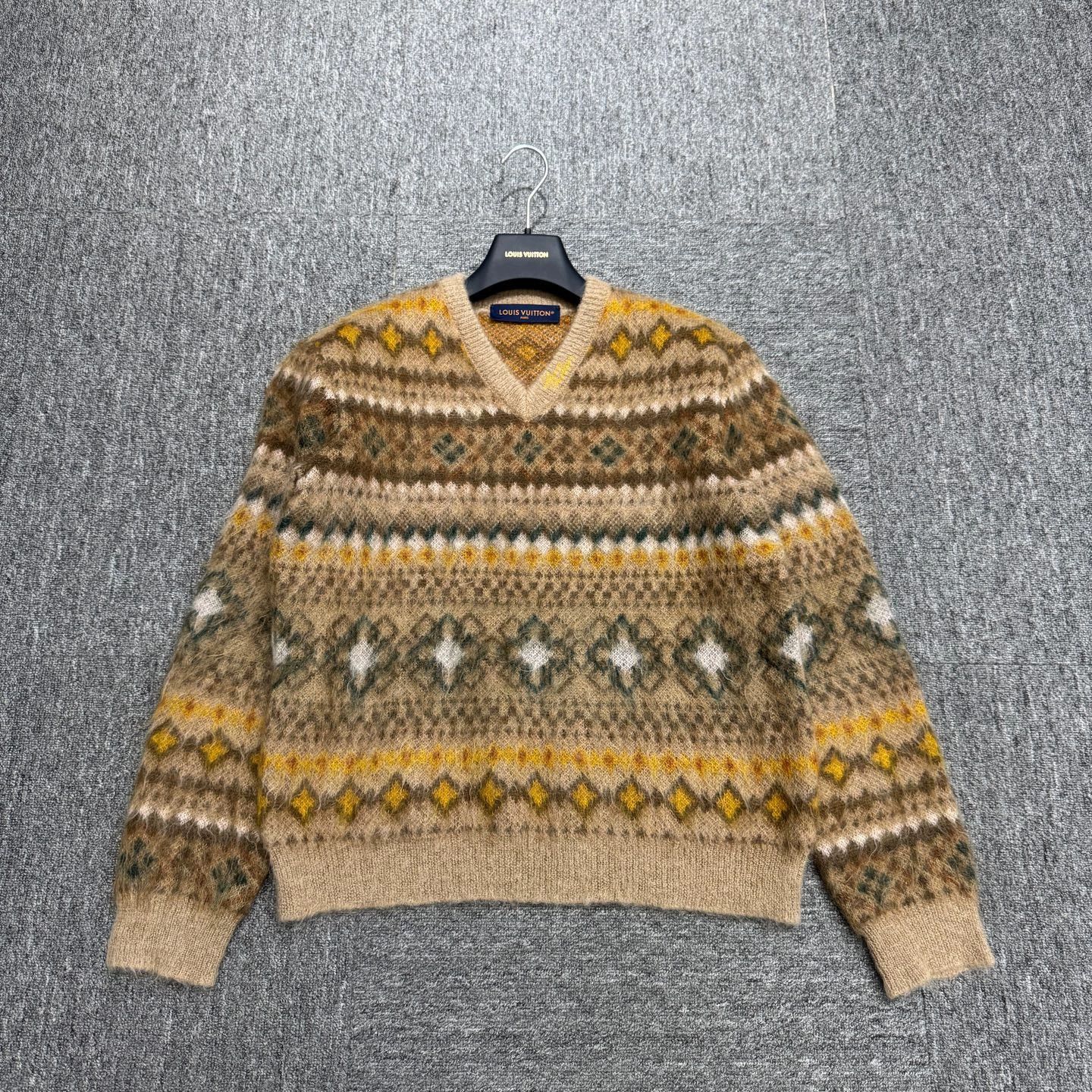 Louis Vuitton Beige Patterned V-Neck Sweater Size S Size US S / EU 44-46 / 1 - 1 Thumbnail