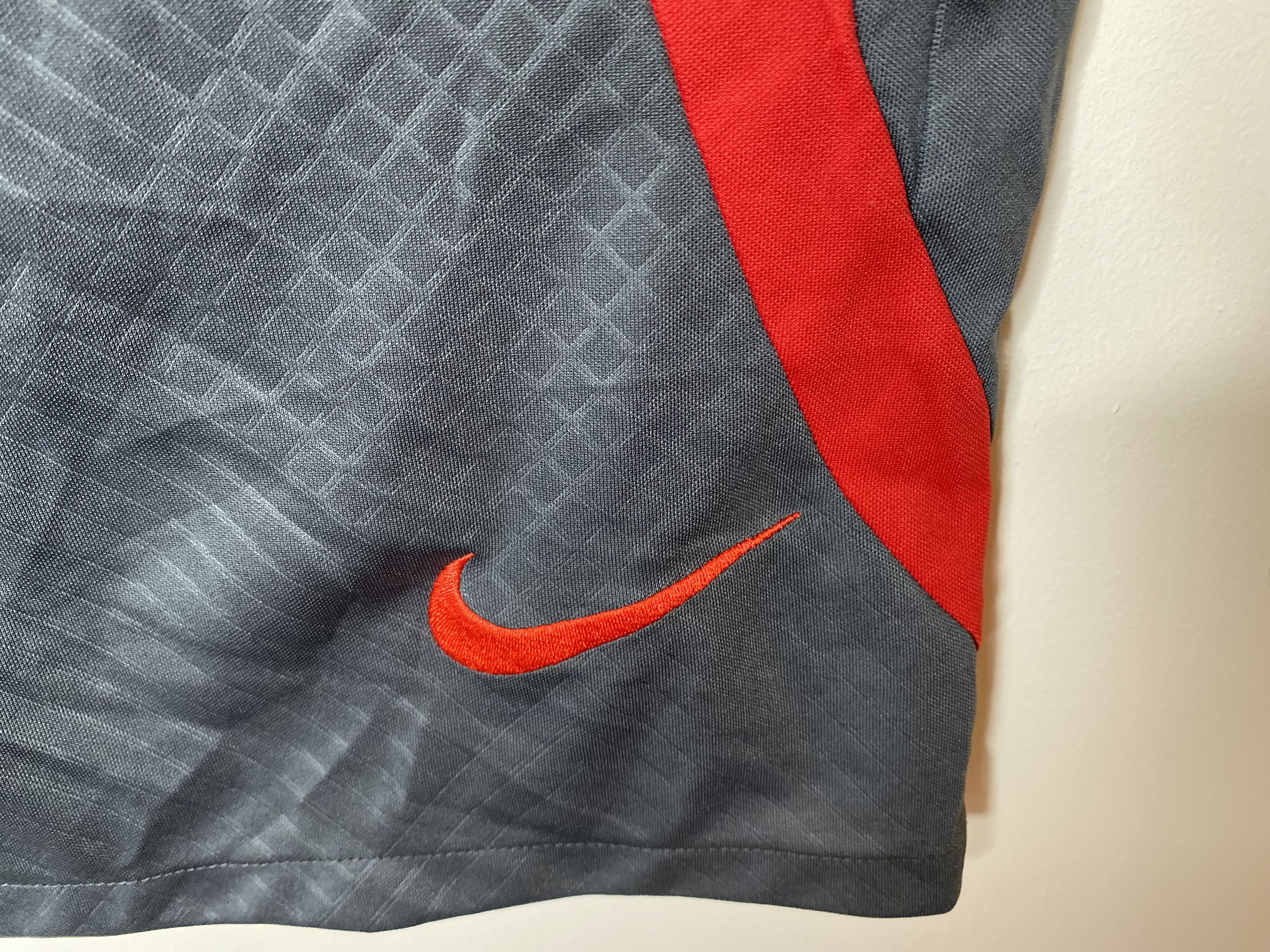 Nike LIVERPOOL 2021 2022 FOOTBALL SOCCER SHORTS NIKE SIZE M Size US 32 / EU 48 - 4 Thumbnail
