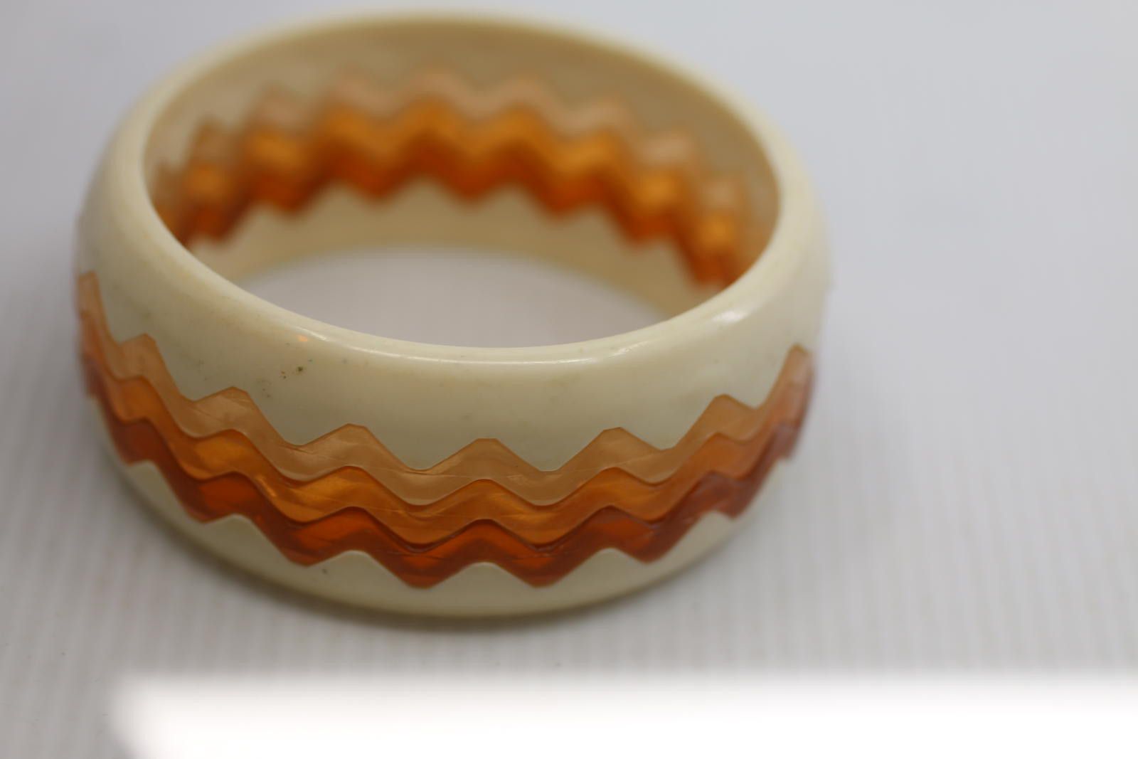 The Unbranded Brand Vintage Cream Amber Zigzag Lucite Bangle 70s Mod Jewelery Size ONE SIZE - 3 Thumbnail