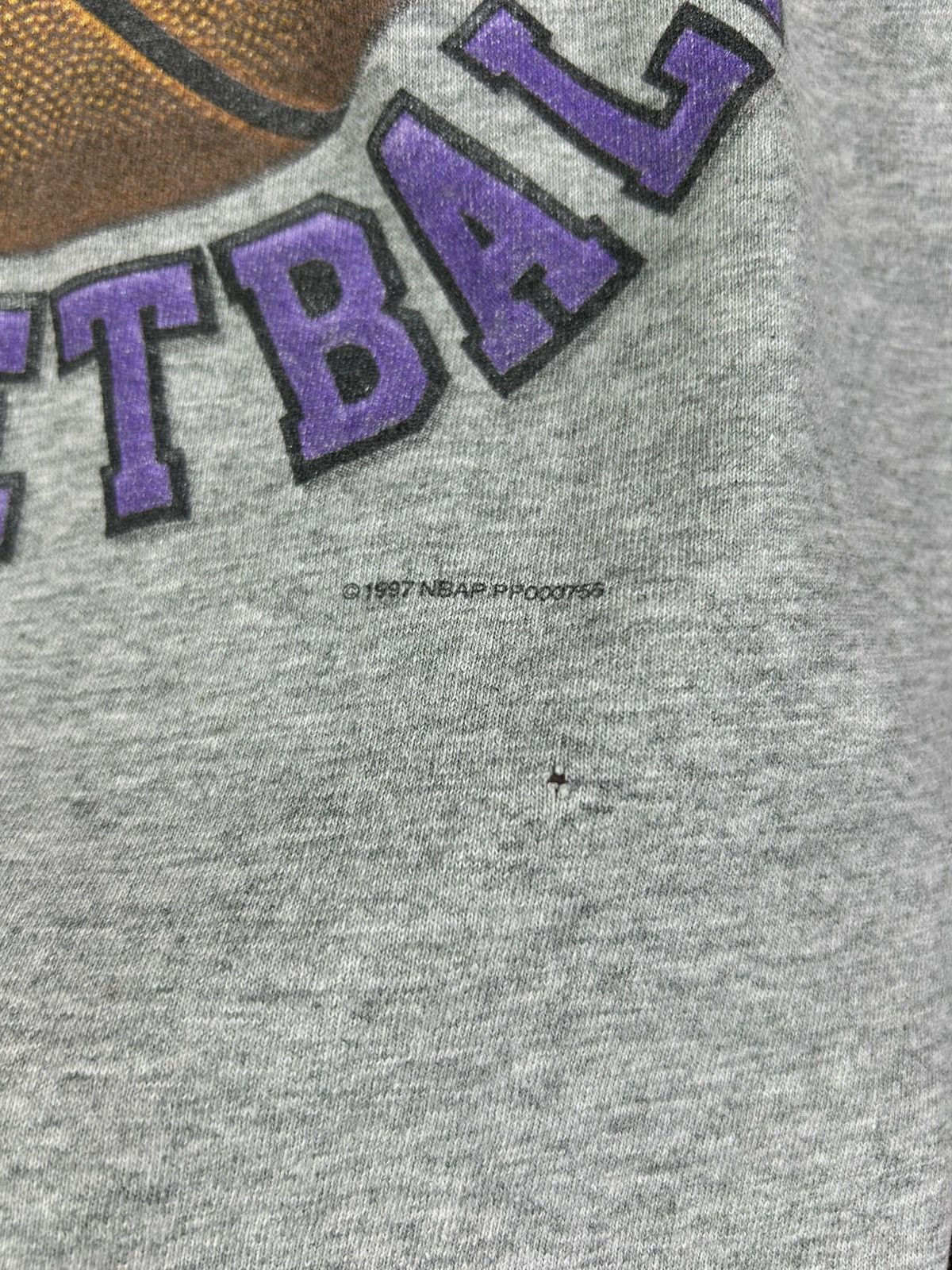 NBA Vintage 1997 Raptors Basketball NBA T-Shirt Size L Size US L / EU 52-54 / 3 - 7 Thumbnail