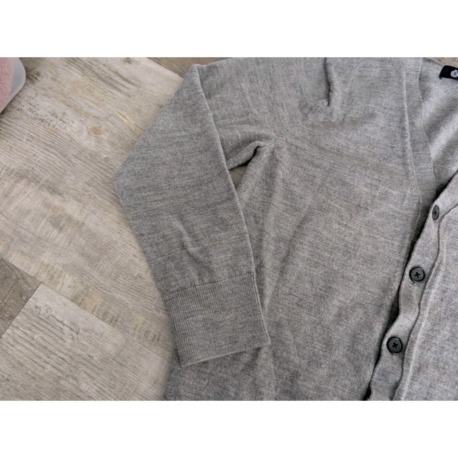 J.Crew J.CREW Cardigan Sweater Merino Wool Heritage Gray Medium Women Knit V-Neck Button Pockets All Seasons Lightweight Casual Formal 100% Merino Wool Size M / US 6-8 / IT 42-44 - 4 Thumbnail