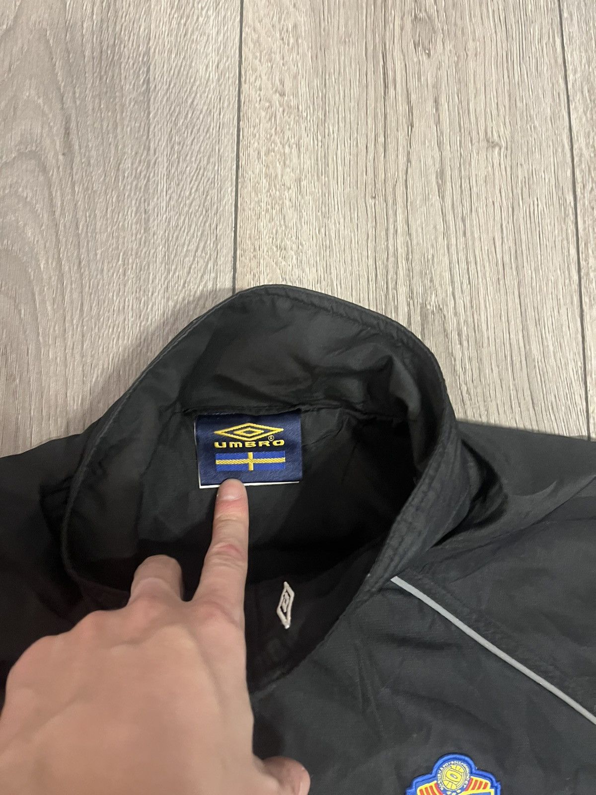 Umbro × Vintage VINTAGE MEN'S UMBRO SWEDEN NATIONAL TRACK JACKET SOCCER Size US XL / EU 56 / 4 - 4 Thumbnail