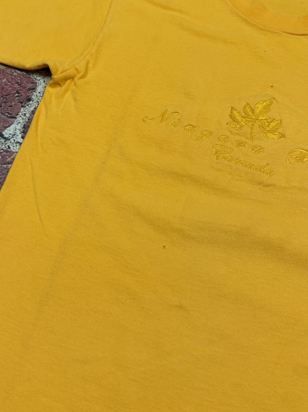 Fruit Of The Loom Vintage Niagara Falls Canada Maple Leaf Single Stitch Tee Size US S / EU 44-46 / 1 - 8 Thumbnail